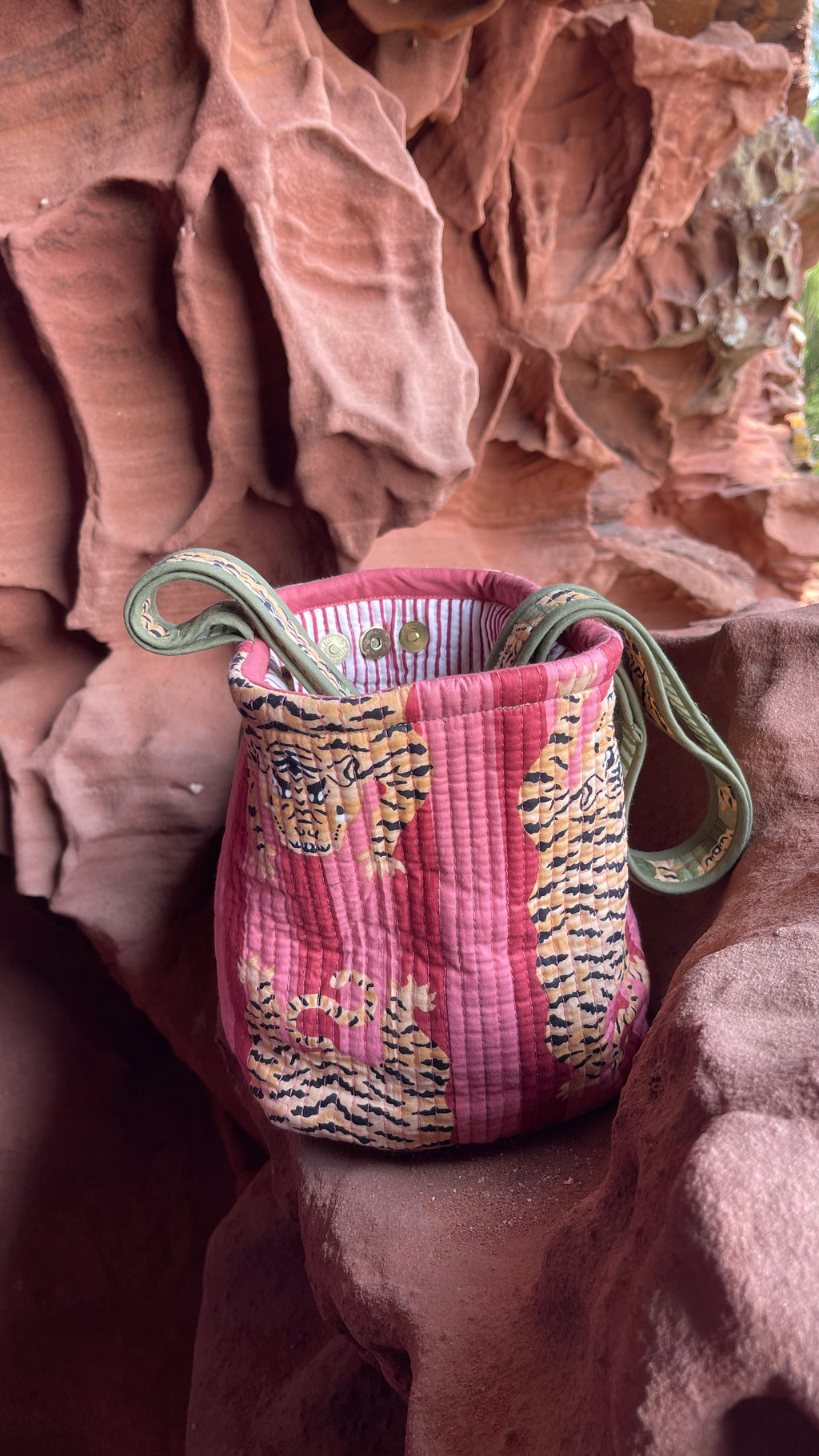 Sac bourse Avi en coton matelassé et réversible, anse réglable épaule ou crossbody, 4 poches, mousqueton clés, fond déperlant, boutons pressions, confection française à la demande, marque Omèna