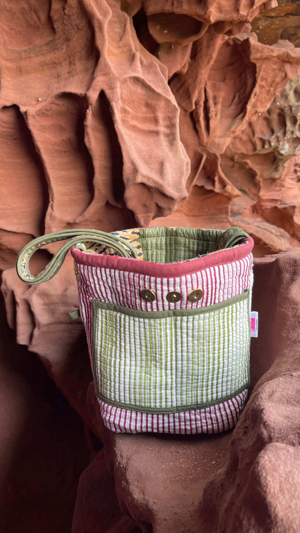 Sac bourse Avi intérieur côté rayures, anse réglable épaule ou crossbody, 4 poches, mousqueton clés, fond déperlant, boutons pressions, confection française à la demande