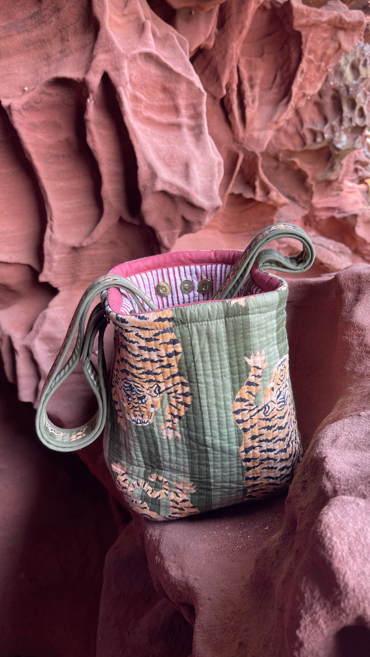 Sac bourse Avi en coton matelassé et réversible, anse réglable épaule ou crossbody, 4 poches, mousqueton clés, fond déperlant, boutons pressions, confection française à la demande