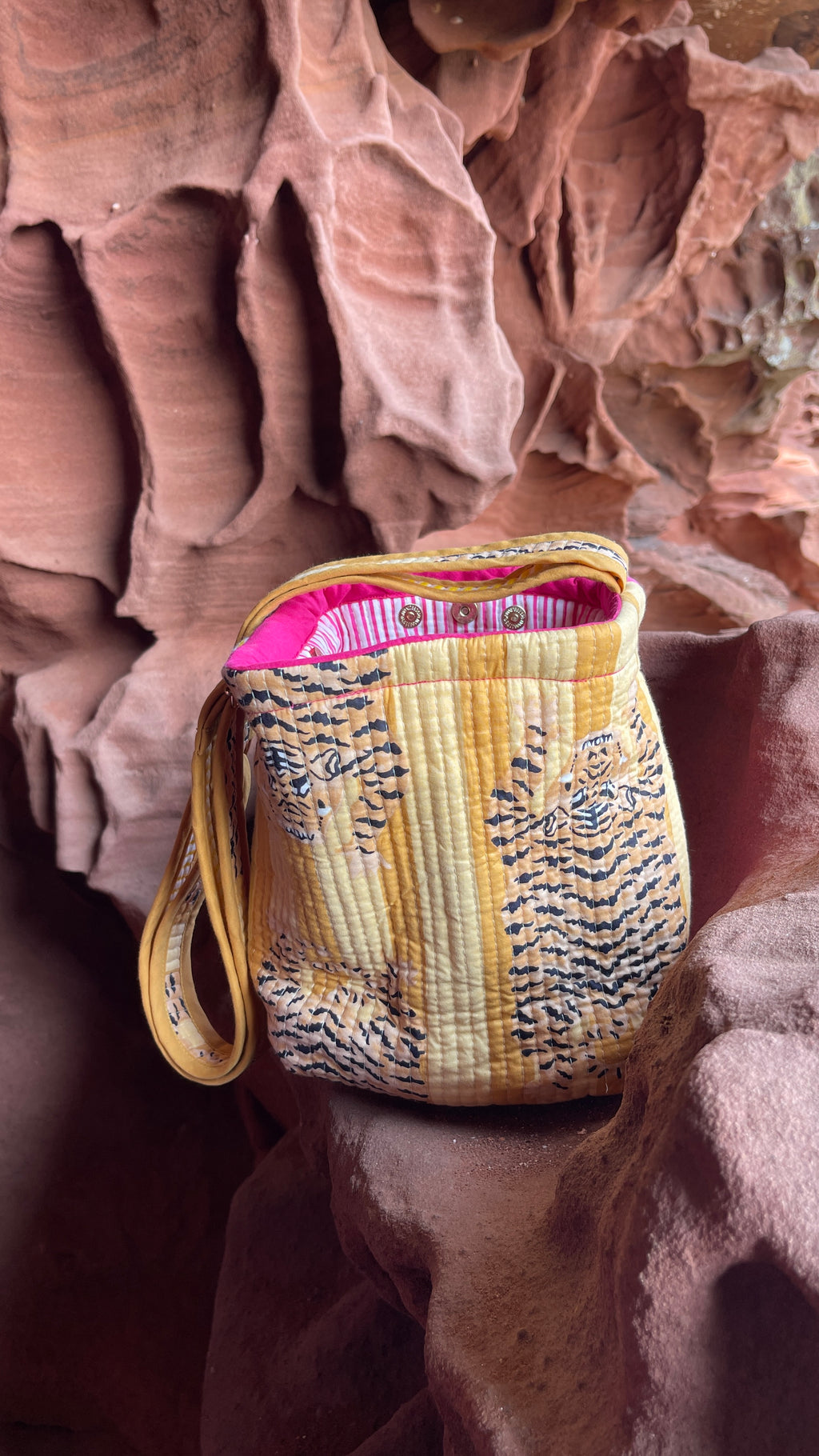 Sac bourse Avi en coton matelassé et réversible, anse réglable épaule ou crossbody, 4 poches, mousqueton clés, fond déperlant, boutons pressions, confection française à la demande