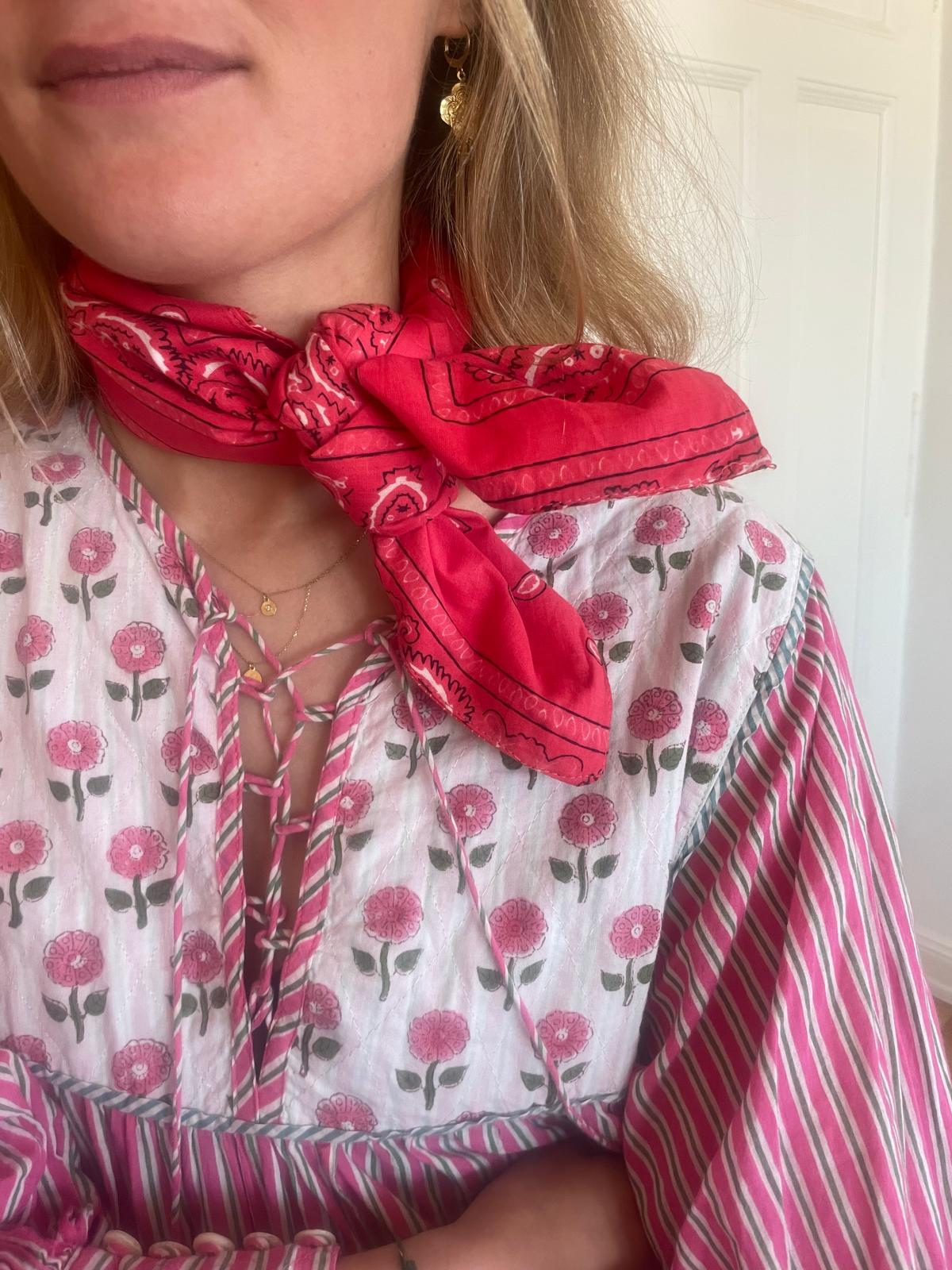 bandana-petit-foulard-personnalisable-et-reversible-imprime-bandana-rouge-et-bandana-rose-maran-coton-block-print-made-in-france-collection-bandana-bloom