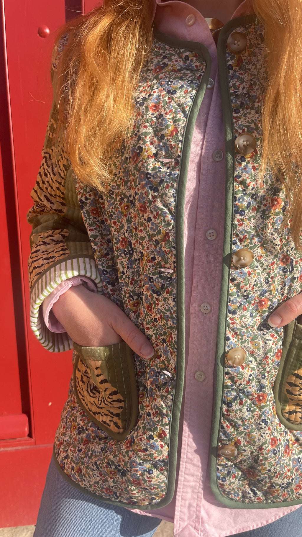 Matelassage et finition biais, coton imprimé blockprint Inde et imprimé liberty, veste matelassée Tara femme faite en France. Marque française Omèna spécialiste du homewear et de l'accessoire. Savoir ancestral blockprint indien et savoir-faire artisanal français