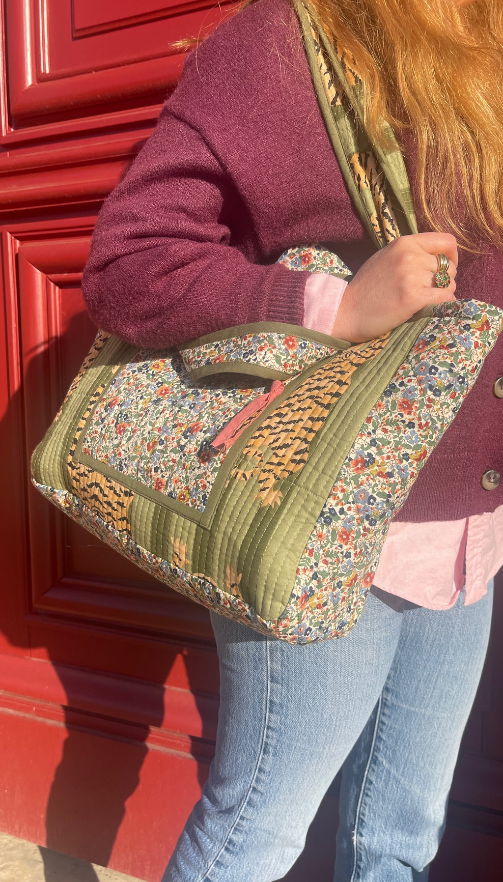 Vue portée cabas matelassé Ravi fabriqué en France, anses épaules 38 cm, imprimé tigre du Bengale et liberty. Marque française Omèna spécialiste du homewear et de l'accessoire. Savoir ancestral indien et savoir-faire artisanal français