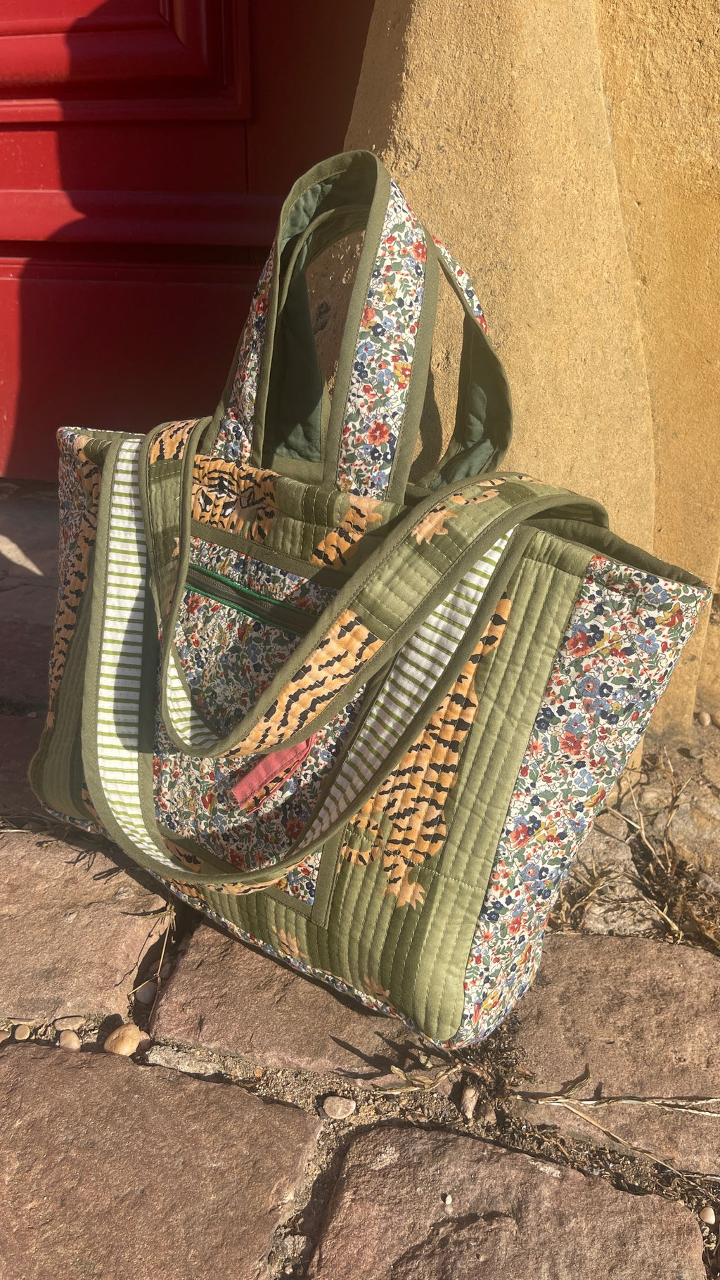 Cabas Ravi moyen, matelassé et réversible, liberty vert et tigre du Bengale, fabrication française, marque française Omèna spécialiste du homewear et de l'accessoire. Savoir ancestral blockprint indien et savoir-faire artisanal français.