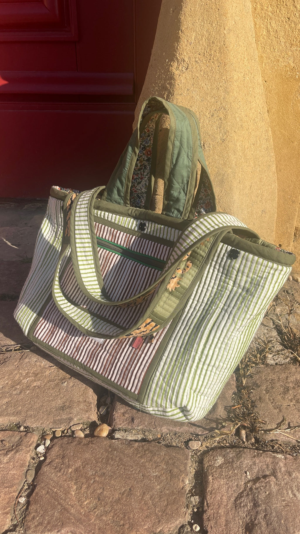 Détail fond déperlant et poche zippée intérieure – réversible cabas matelassé Ravi fabrication française. Marque Omèna spécialiste du homewear et de l'accessoire. Savoir ancestral blockprint indien et savoir-faire artisanal français.