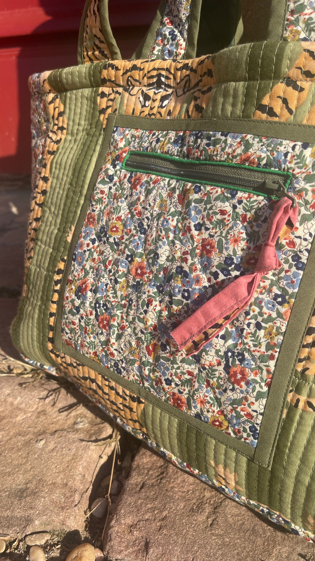 Détail fond déperlant et poche zippée extérieure – cabas matelassé Ravi fabrication française. Marque Omèna spécialiste du homewear et de l'accessoire. Savoir ancestral blockprint indien et savoir-faire artisanal français;