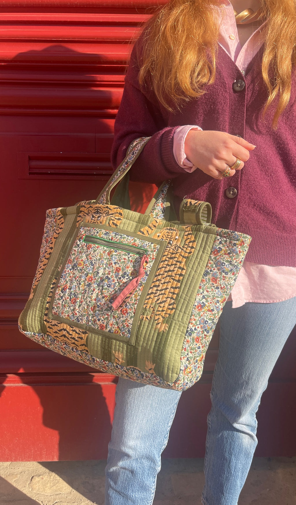 Cabas Ravi moyen, matelassé et réversible, liberty vert et tigre du Bengale, fabrication française, marque française Omèna spécialiste du homewear et de l'accessoire. Savoir ancestral blockprint indien et savoir-faire artisanal français.