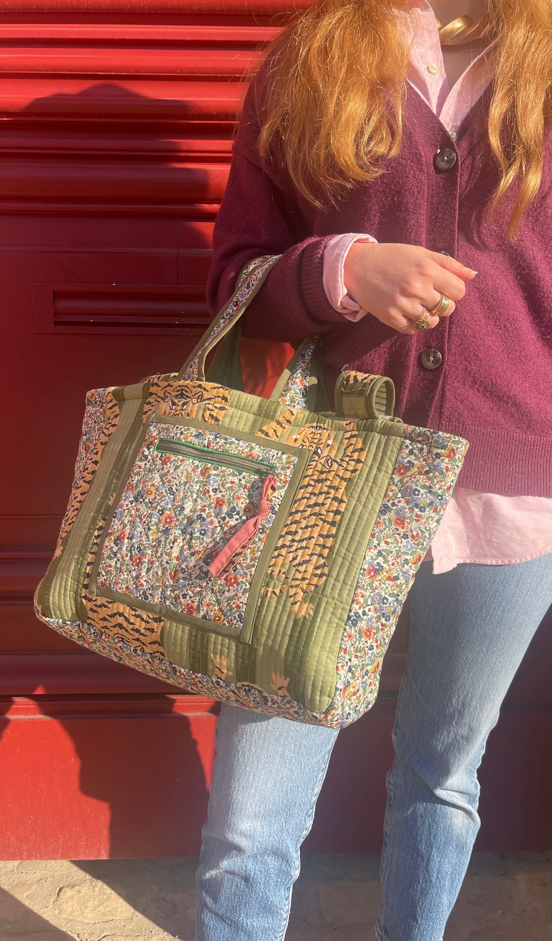 Cabas Ravi moyen, matelassé et réversible, liberty vert et tigre du Bengale, fabrication française, marque française Omèna spécialiste du homewear et de l'accessoire. Savoir ancestral blockprint indien et savoir-faire artisanal français.