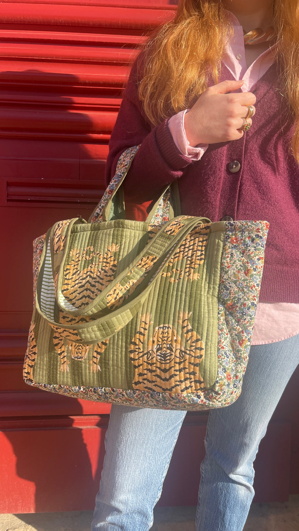 Cabas matelassé Ravi dos tissu blockprint tigre du Bengale et côté tissu - imprimé liberty, matelassage et finitions soignées, fait en France. Marque française Omèna spécialiste du homewear et de l'accessoire. Savoir ancestral blockprint indien et savoir-faire artisanal français.