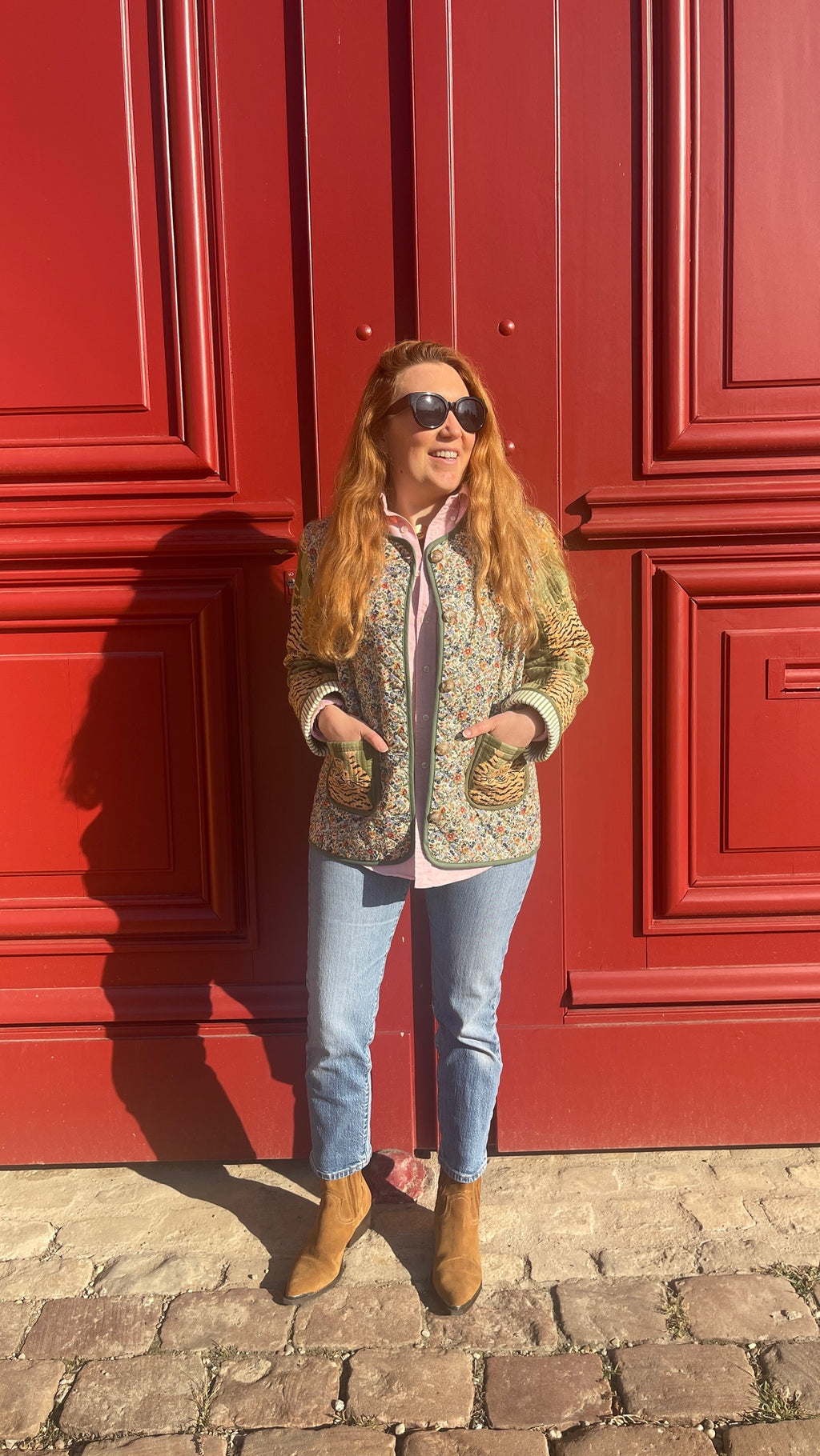 Veste matelassée femme Tara portée, liberty vert, poches et manches tigre du Bengale, Made in France, marque Omèna, spécialiste du homewear et de l'accessoire. Savoir ancestral blockprint indien et savoir faire artisanal français