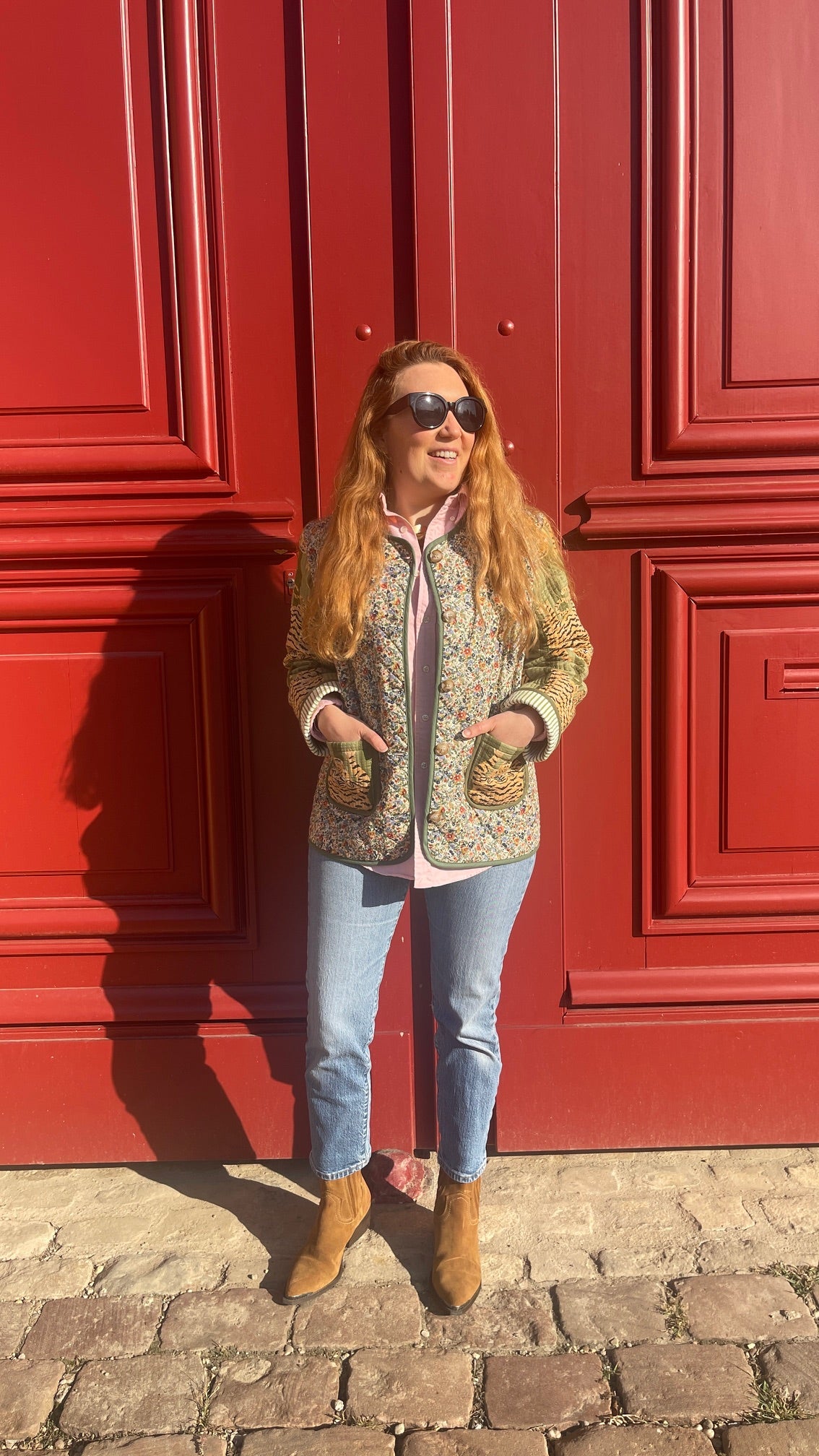 Veste matelassée femme Tara portée, liberty vert, poches et manches tigre du Bengale, Made in France, marque Omèna, spécialiste du homewear et de l'accessoire. Savoir ancestral blockprint indien et savoir faire artisanal français