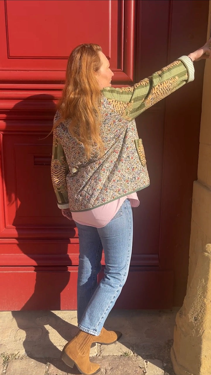 Dos de la veste Tara, coupe droite matelassée, imprimé liberty fleuri, fabrication française marque Omèna spécialiste du homewear et de l'accessoire. Savoir ancestral blockprint indien et savoir-faire artisanal français.