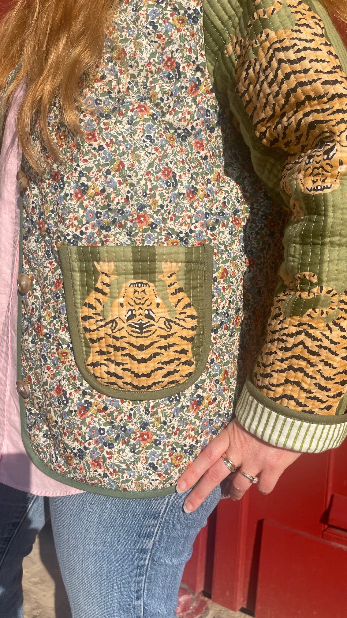 Détail poches tigre du Bengale et bords gansés, veste Tara en coton matelassé liberty, marque française Omèna spécialiste du homewear et accessoire. Savoir ancestral blockprint indien et savoir faire artisanal français