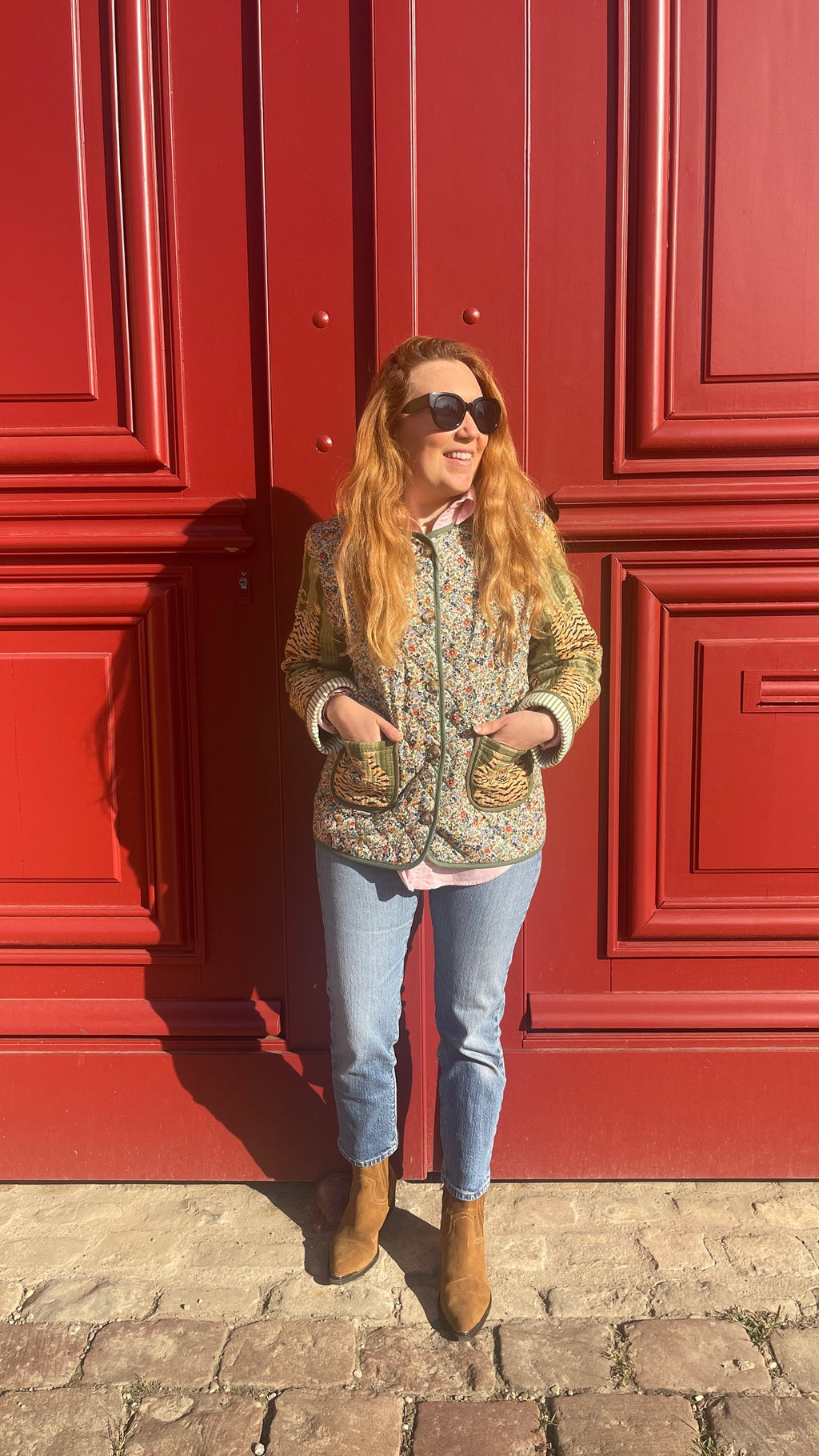 Veste matelassée femme Tara portée, liberty vert, poches et manches tigre du Bengale, Made in France, marque Omèna, spécialiste du homewear et de l'accessoire. Savoir ancestral blockprint indien et savoir faire artisanal français