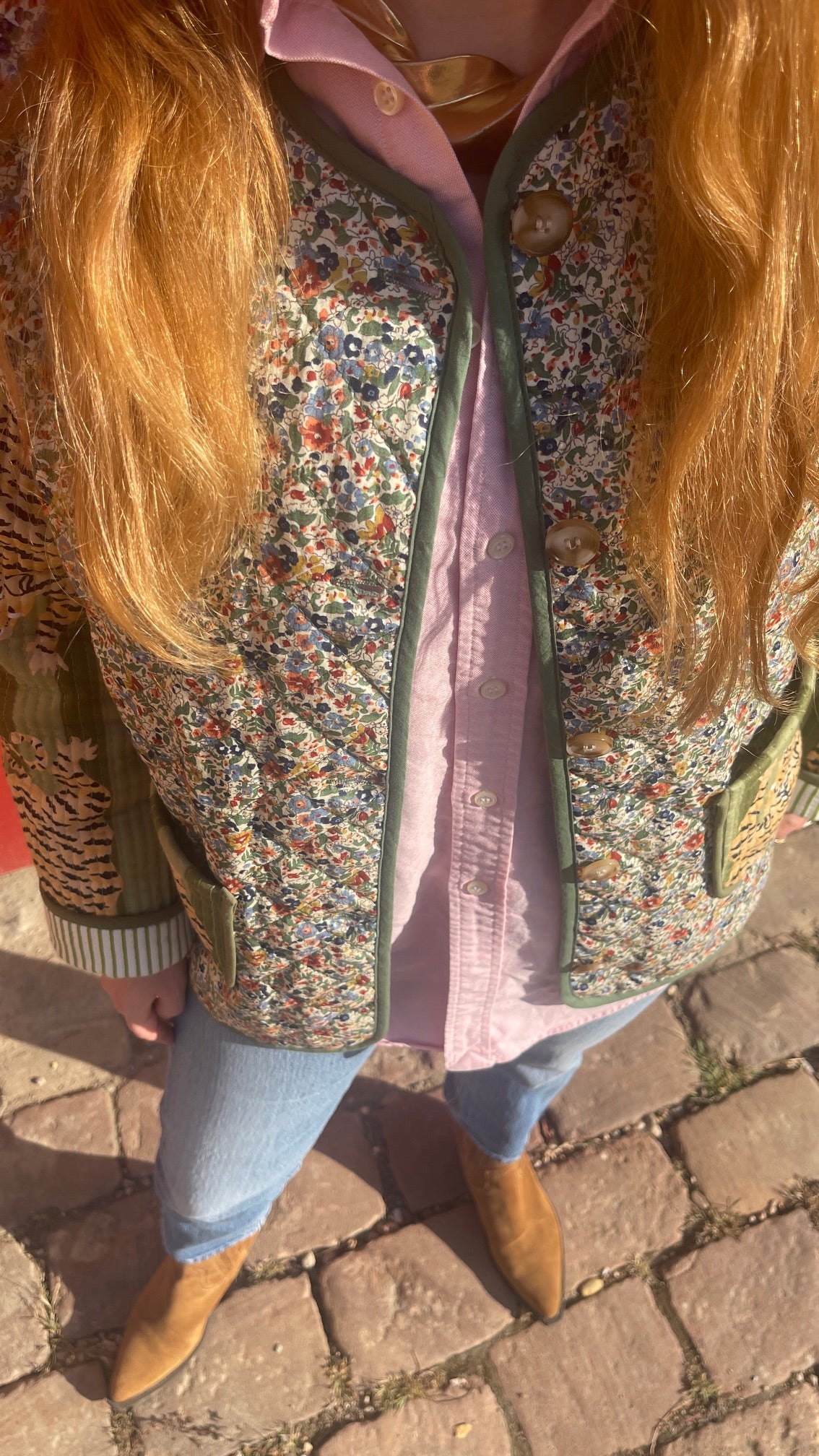 Matelassage et finition biais, coton imprimé blockprint Inde et imprimé liberty, veste matelassée Tara femme faite en France. Marque française Omèna spécialiste du homewear et de l'accessoire. Savoir ancestral blockprint indien et savoir-faire artisanal français