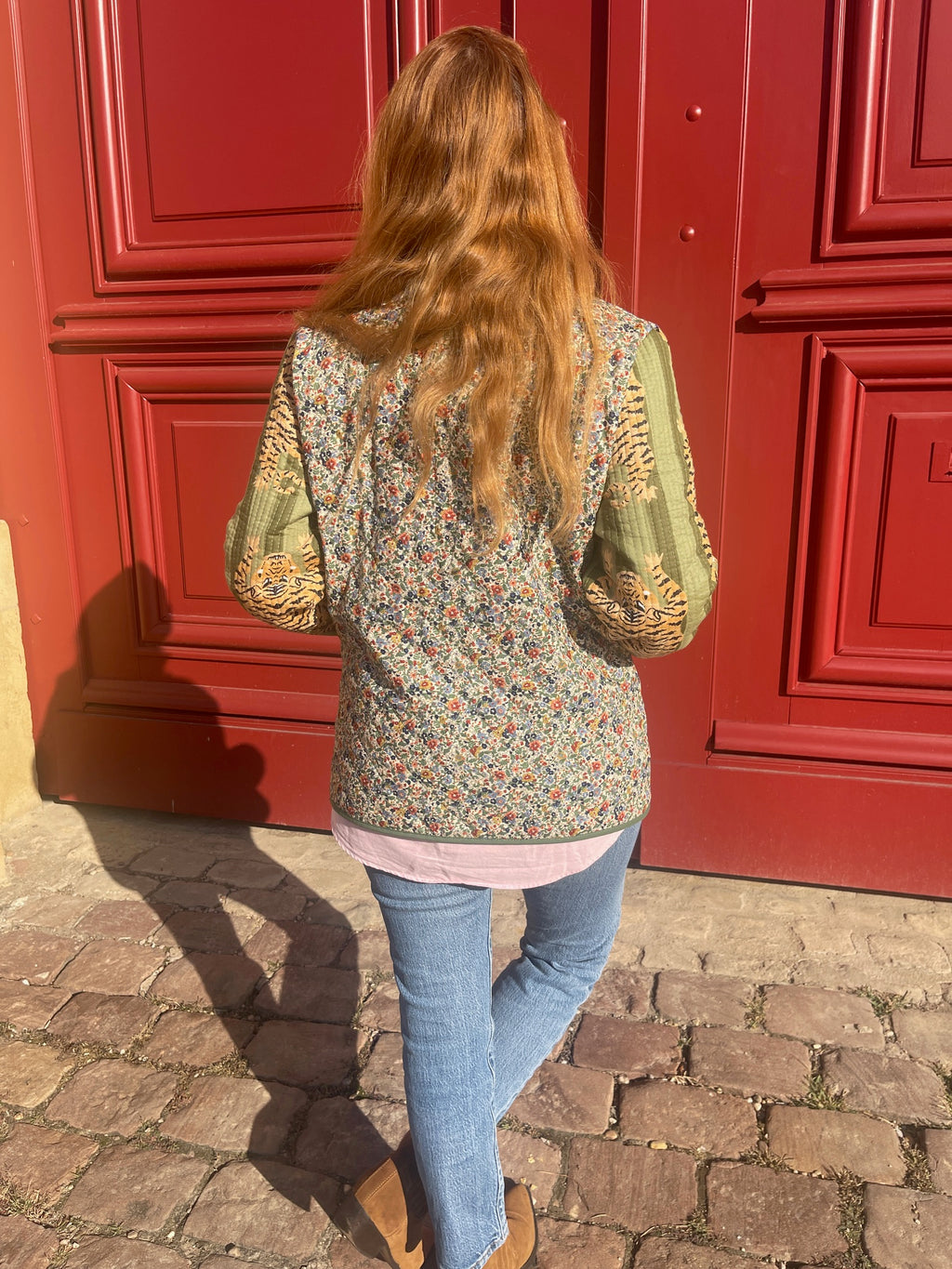 Dos de la veste Tara, coupe droite matelassée, imprimé liberty fleuri, fabrication française marque Omèna spécialiste du homewear et de l'accessoire. Savoir ancestral blockprint indien et savoir-faire artisanal français.