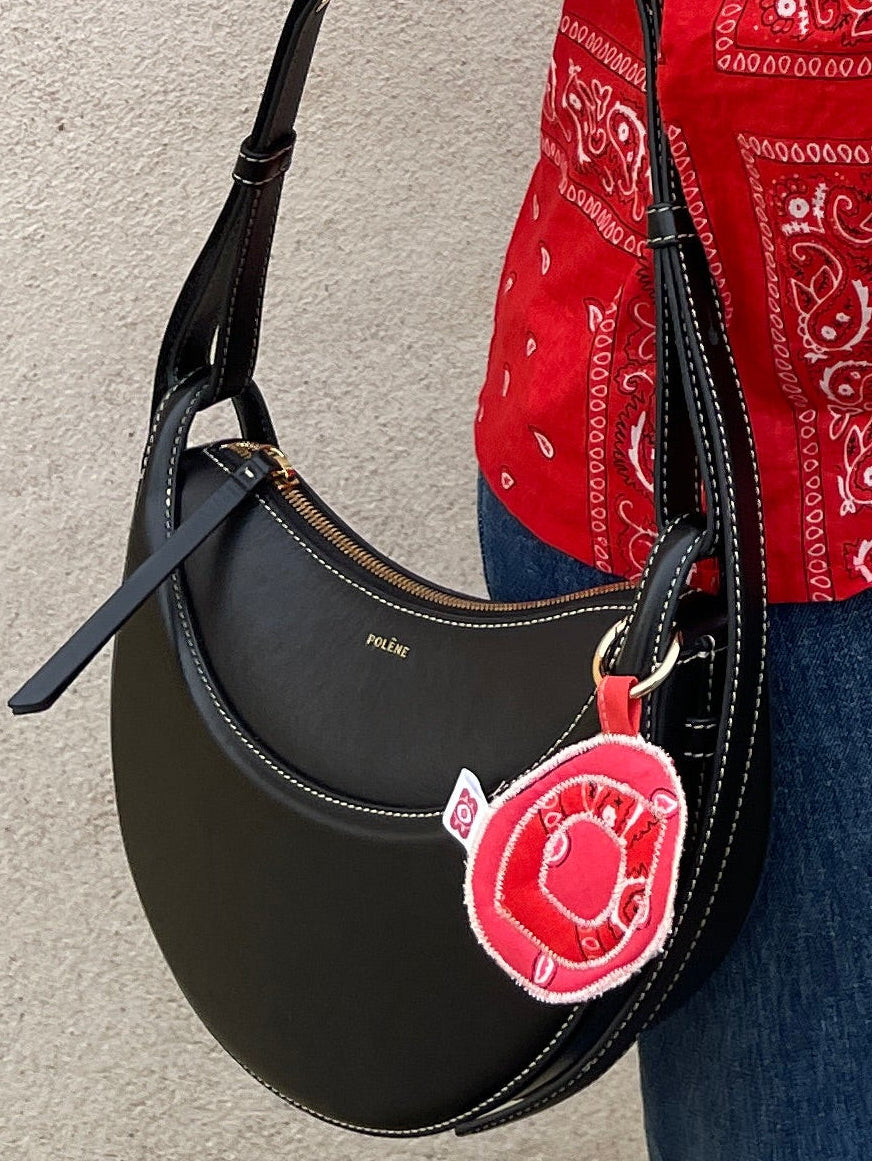 grigri-porte-cle-omi-personnalisable-confection-artisanale-francaise-coton-block-print-indien-imprime-bandana-rose-et-rouge-collection-bloom-bandana