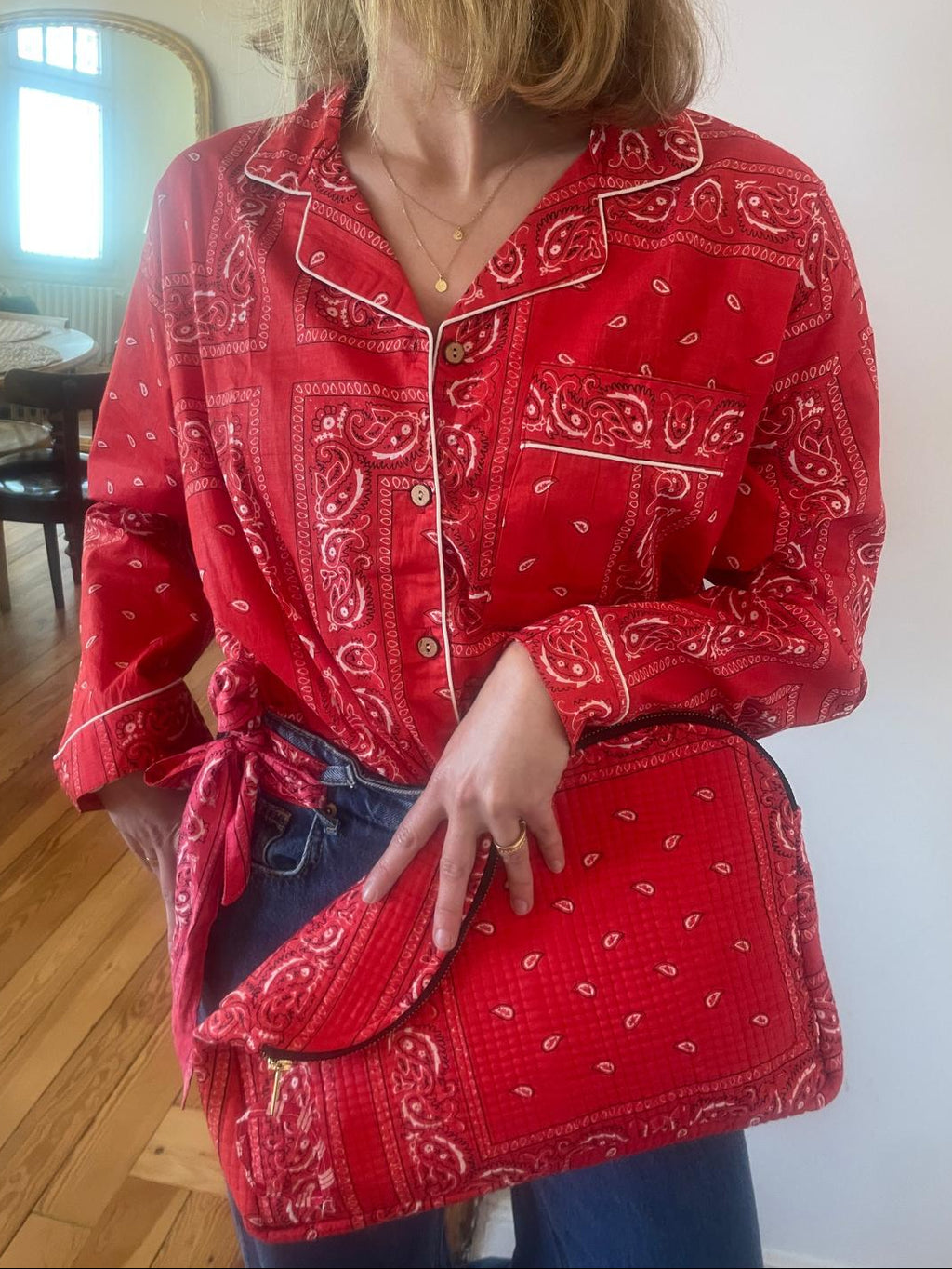 chemise-de-l-ensemble-pyjama-pantalon-bandana-rouge-hari-coton-collection-bandana-bloom-avec-maxi-pochette-meera-en-bandana-rouge