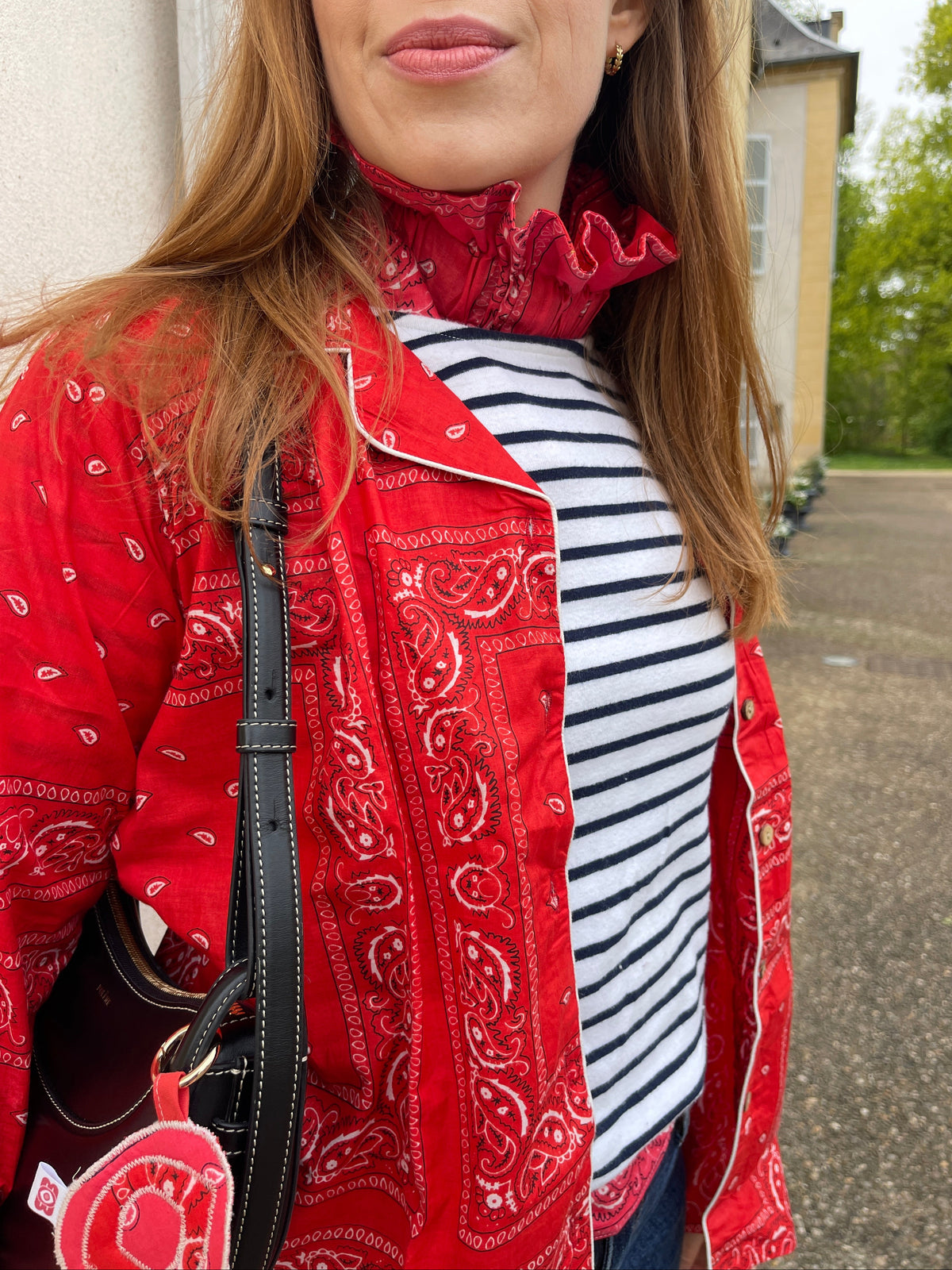 detail-col-amovible-personnalisable-et-reversible-nira-bandana-rose-et-bandana-rouge-coton-block-print-confection-francaise