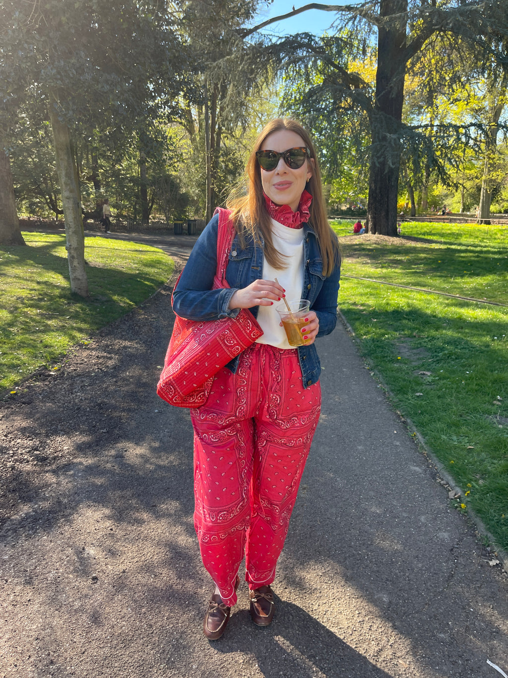 look-col-amovible-personnalisable-et-reversible-nira-bandana-rose-et-bandana-rouge-coton-block-print-confection-francaise