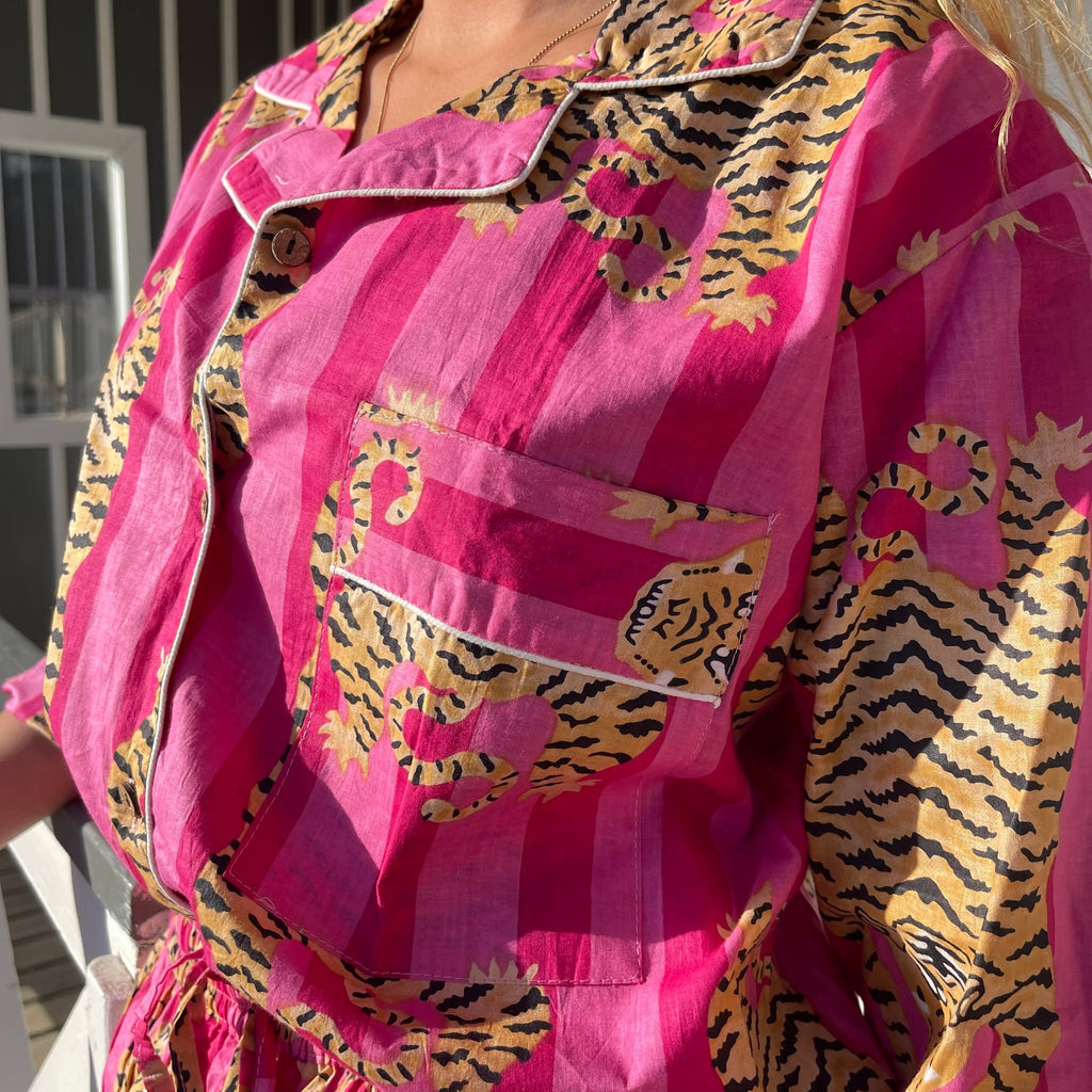 Pyjama coton femme Hari, ensemble chemise avec un pantalon, imprimé artisanal blockprint rayures rose et rose fuschia avec le tigre du bengale, confection en Inde et à la demande