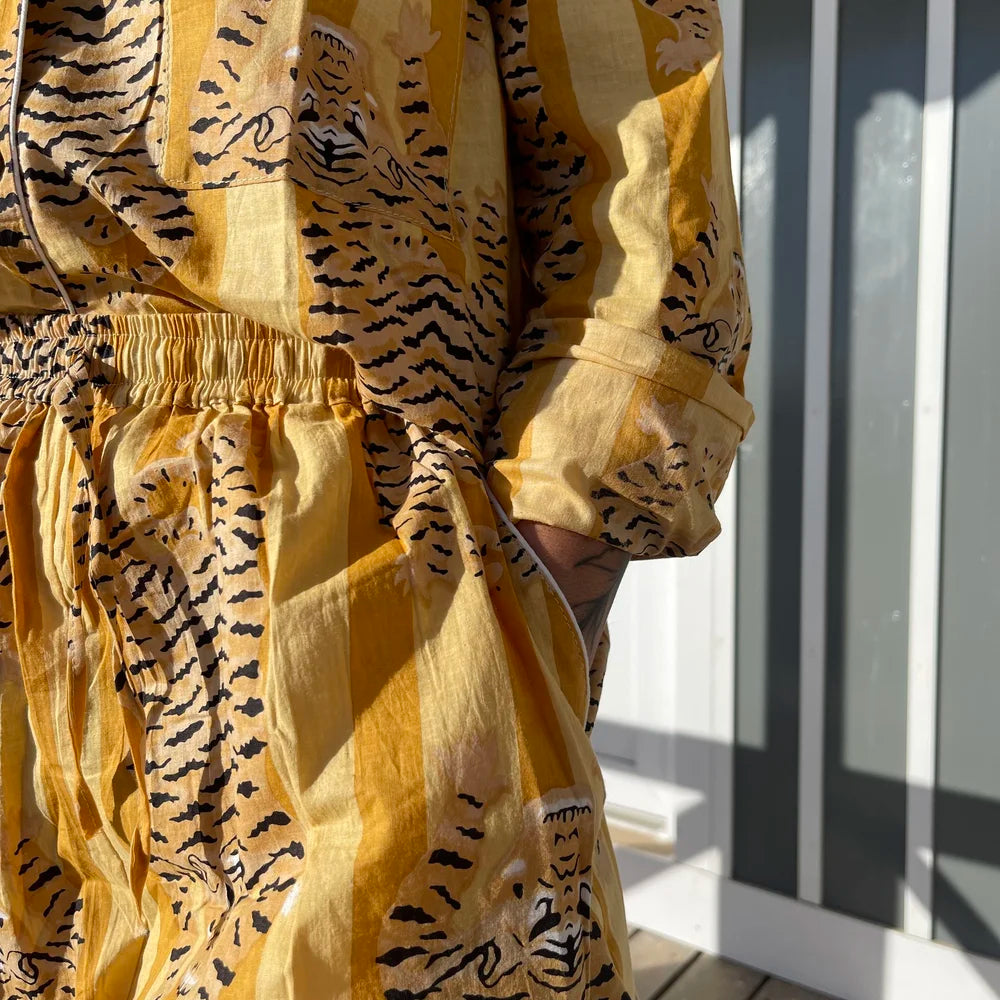 Pyjama coton femme Hari, ensemble chemise avec un short, imprimé artisanal blockprint rayures jaune et jaune avec le tigre du bengale, confection en Inde et à la demande