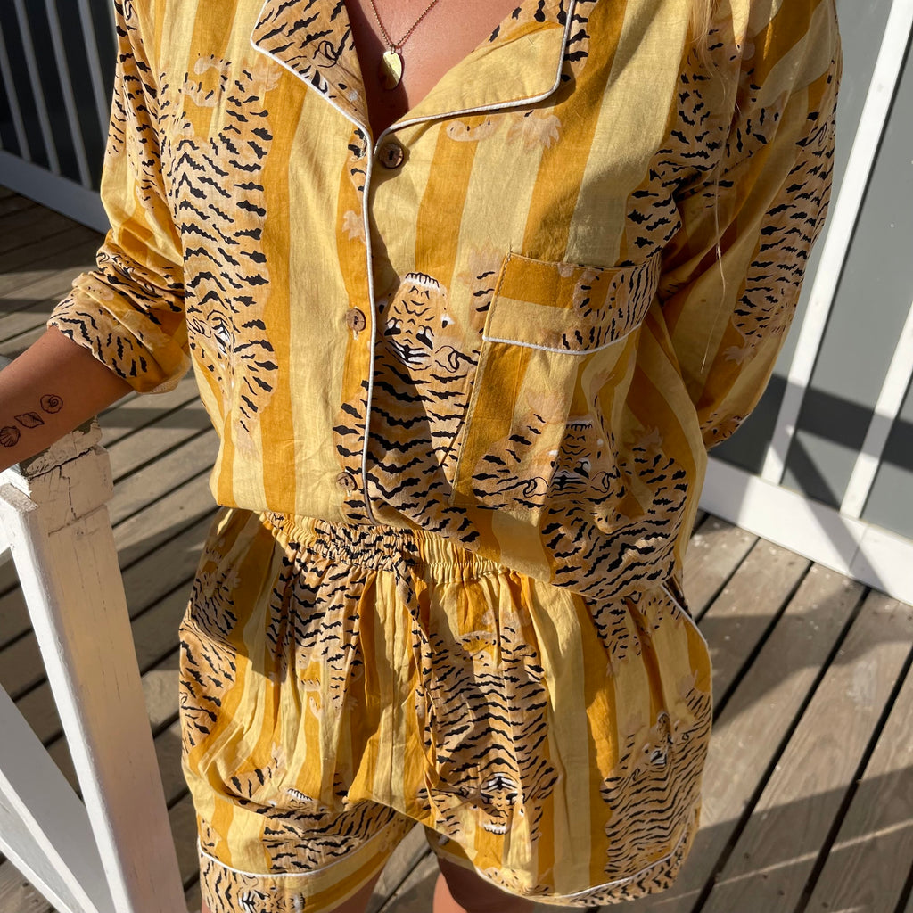Pyjama coton femme Hari, ensemble chemise avec un short, imprimé artisanal blockprint rayures jaune et jaune avec le tigre du bengale, confection en Inde et à la demande