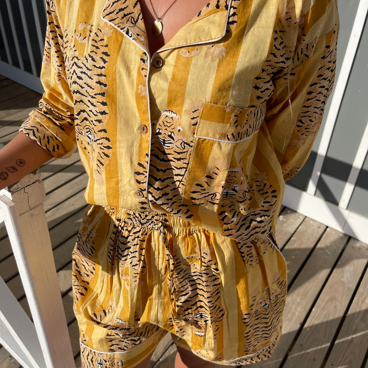Pyjama coton femme Hari, ensemble chemise avec un short, imprimé artisanal blockprint rayures jaune et jaune avec le tigre du bengale, confection en Inde et à la demande