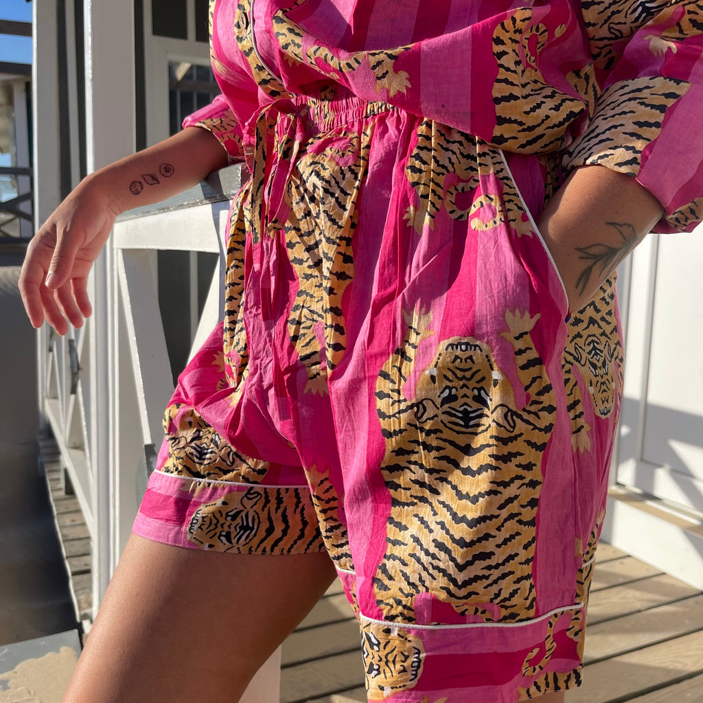 Pyjama coton femme Hari, ensemble chemise avec un short, imprimé artisanal blockprint rayures rose et rose fuschia avec le tigre du bengale, confection en Inde et à la demande