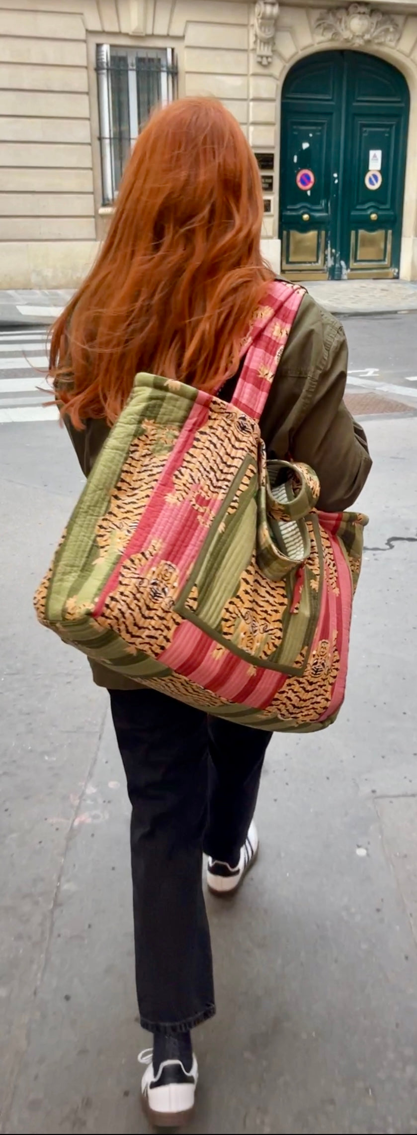 détail maxi cabas Ravi matelassé et réversible, fond déperlant, poches zippées, blockprint Inde, confection française fait à la demande