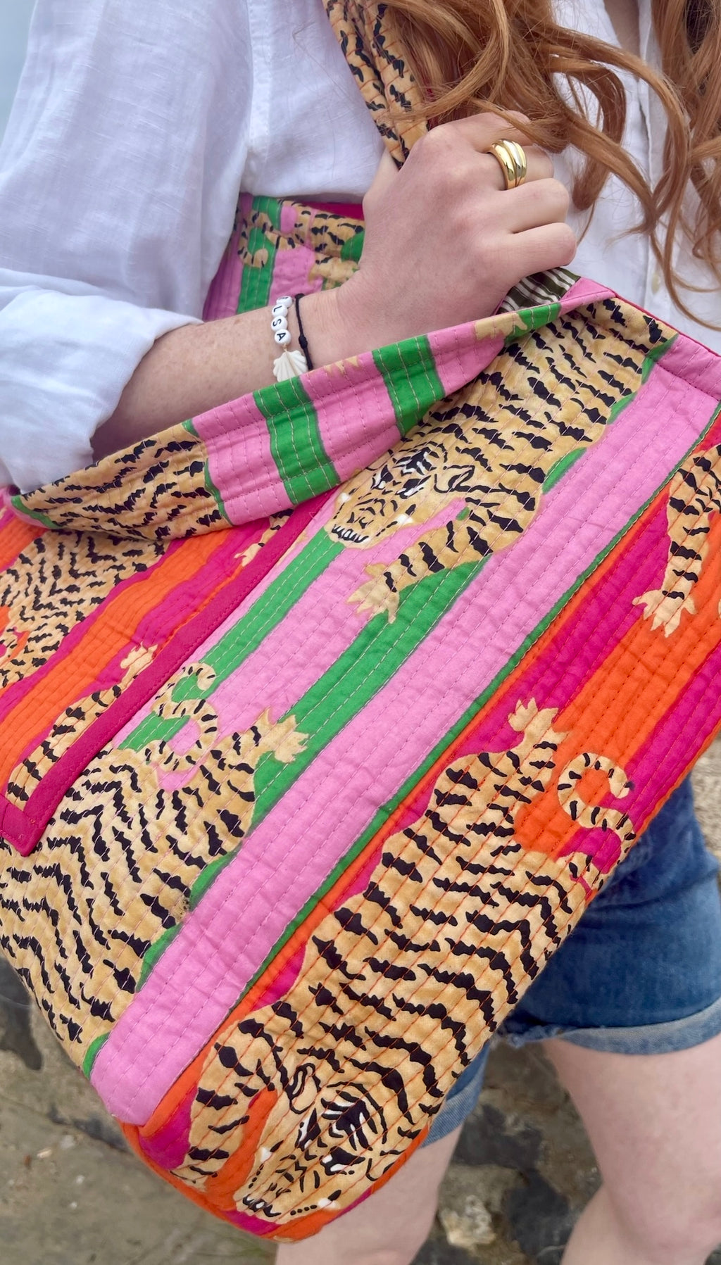 détail maxi cabas Ravi matelassé et réversible, fond déperlant, poches zippées, blockprint Inde, confection française