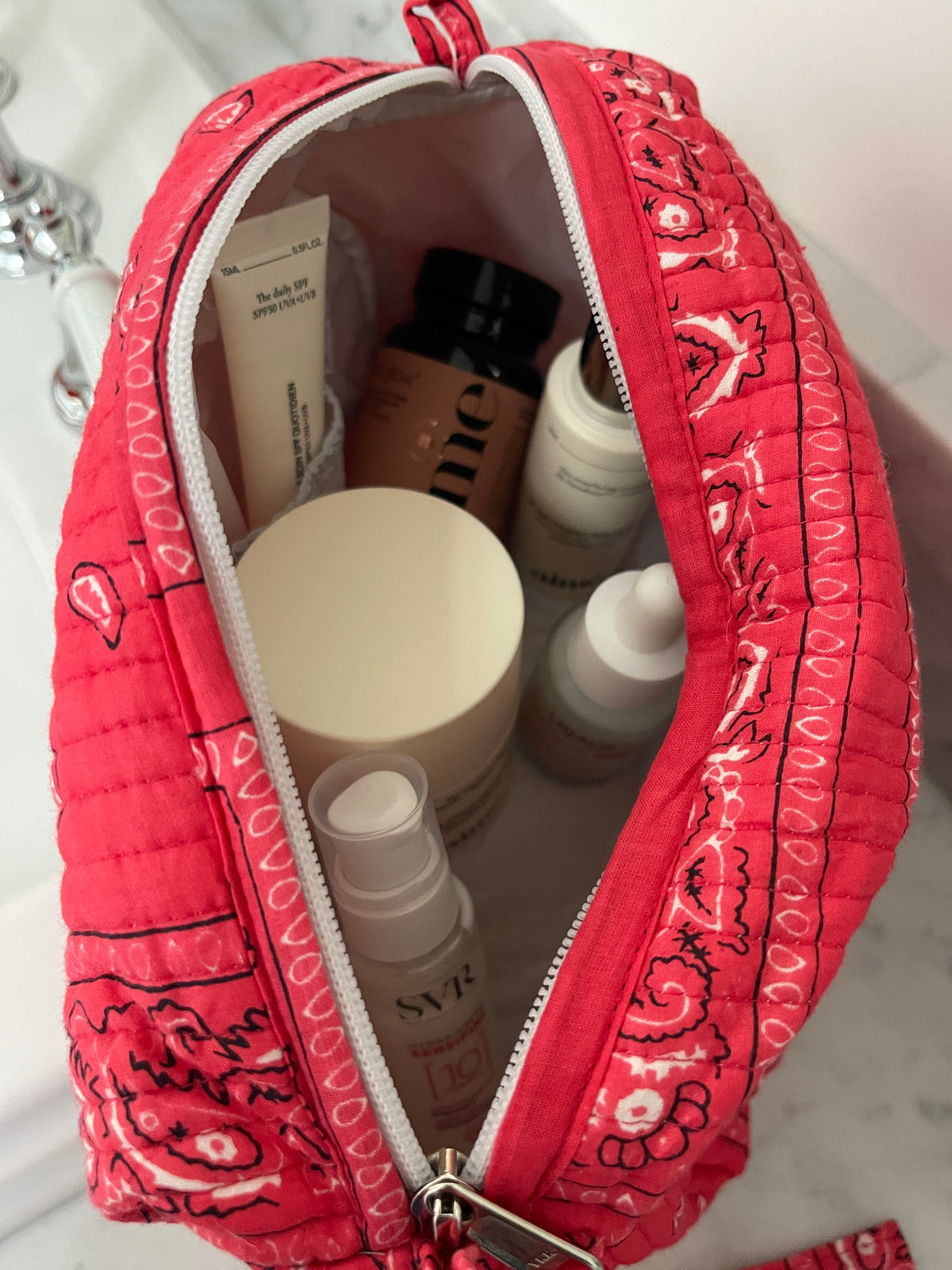 detail-interieur-4-poches-plaquees-maxi-trousse-de-toilette-impermeablie-uma-imprime-bandana-rose-coton-matelasse-block-print-indien-confection-indien