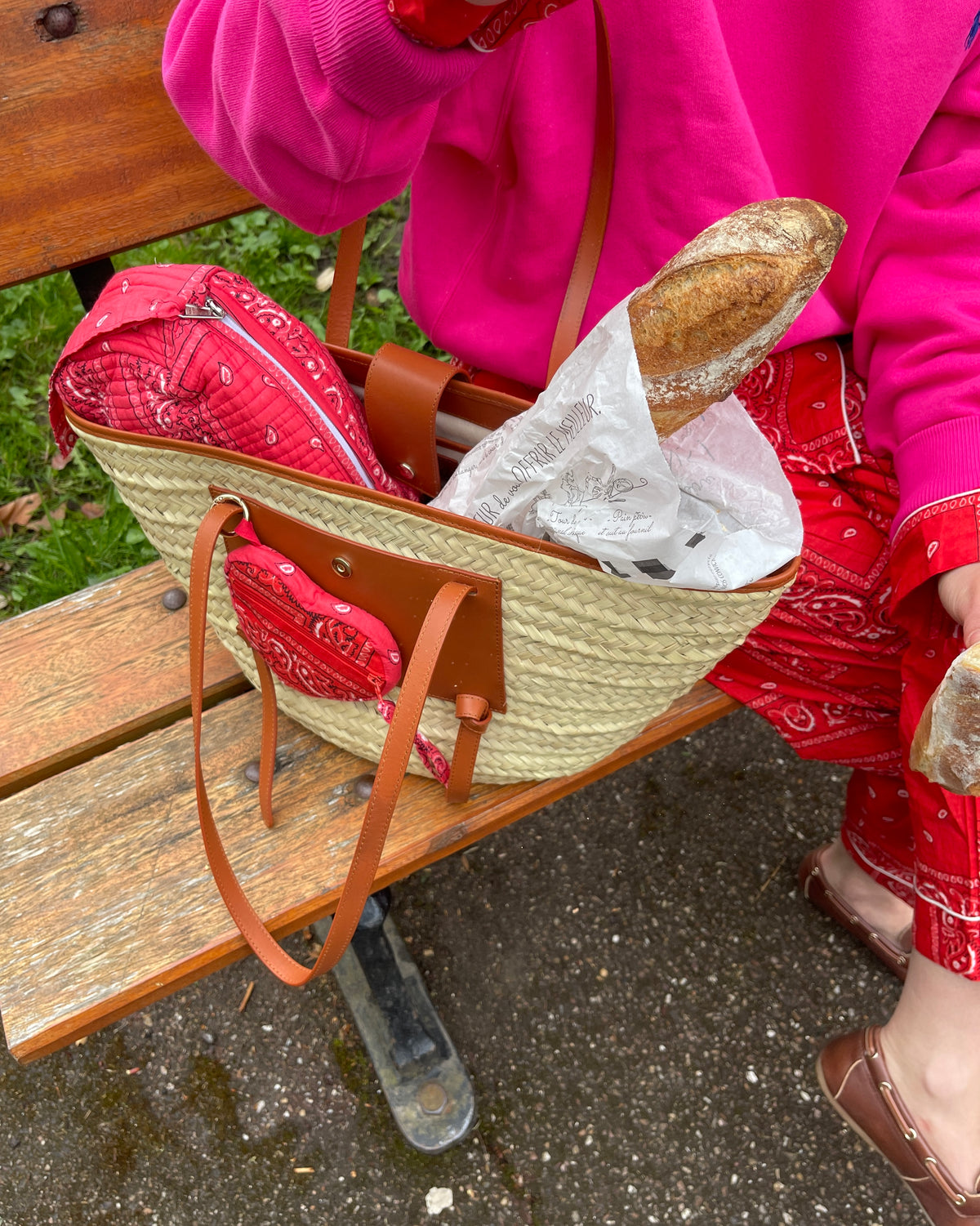maxi-trousse-de-toilette-impermeablie-uma-imprime-bandana-rose-coton-matelasse-block-print-indien-confection-indien-dans-un-panier