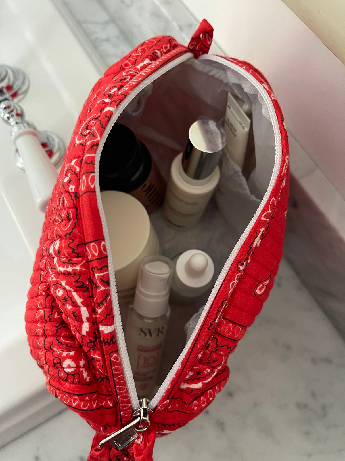 detail-interieur-4-poches-plaquees-maxi-trousse-de-toilette-impermeablie-uma-imprime-bandana-rouge-coton-matelasse-block-print-indien-confection-indien