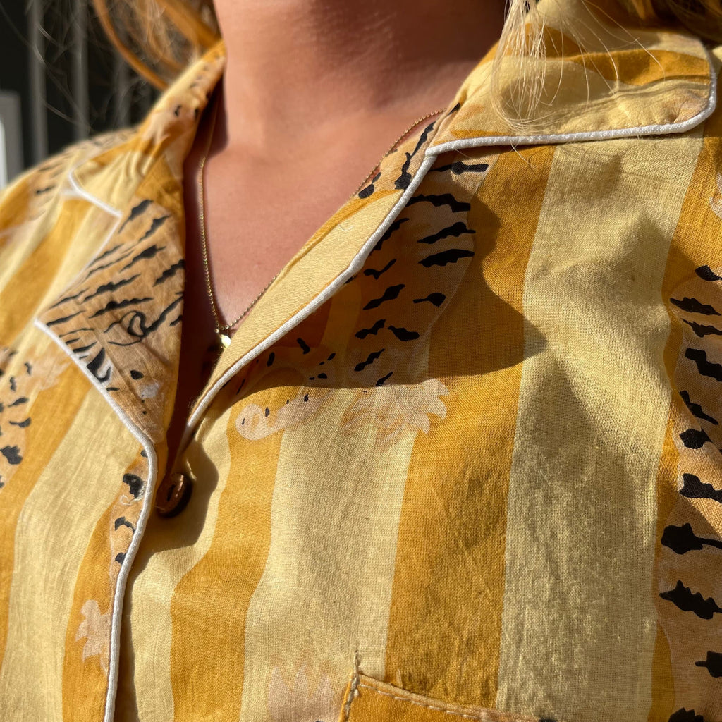 Pyjama coton femme Hari, ensemble chemise avec un pantalon, imprimé artisanal blockprint rayures jaune et jaune avec le tigre du bengale, confection en Inde et à la demande