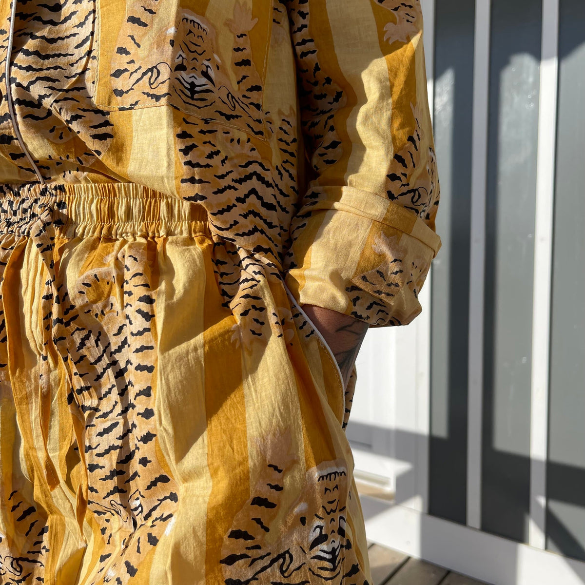 Pyjama coton femme Hari, ensemble chemise avec un pantalon, imprimé artisanal blockprint rayures jaune et jaune avec le tigre du bengale, confection en Inde et à la demande