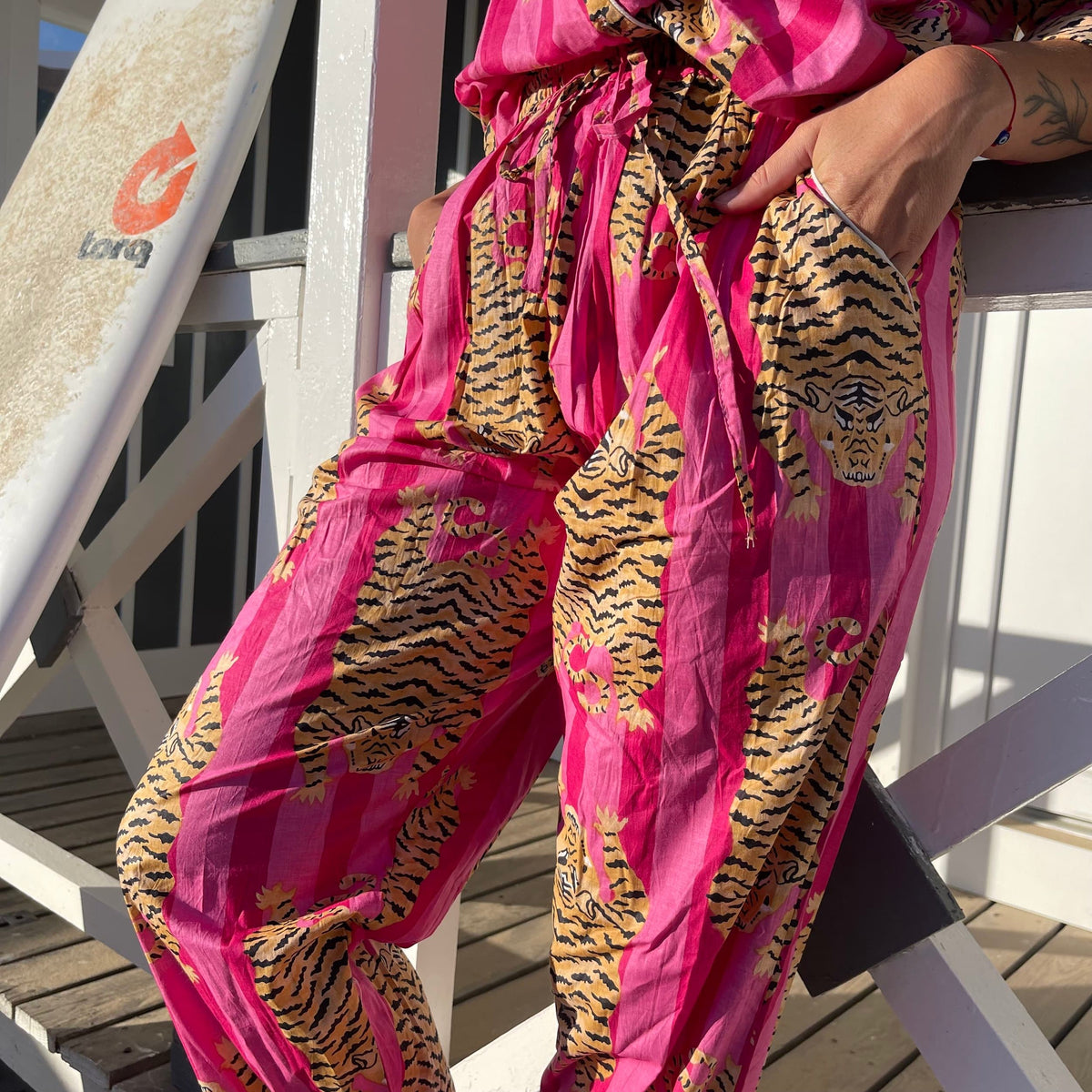 Pyjama coton femme Hari, ensemble chemise avec un pantalon, imprimé artisanal blockprint rayures rose et rose fuschia avec le tigre du bengale, confection en Inde et à la demande