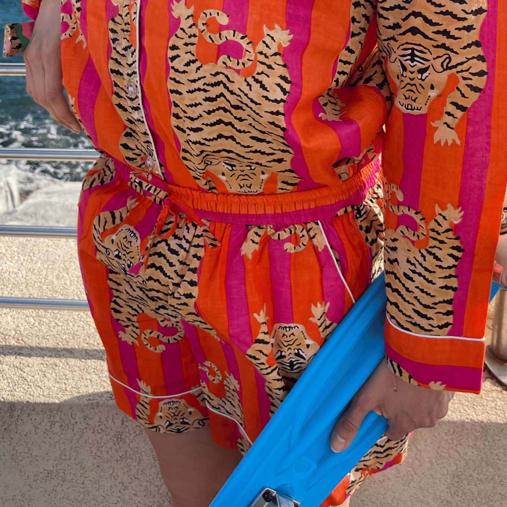 Pyjama coton femme Hari, ensemble chemise avec un short, imprimé artisanal blockprint rayures orange et rose fuschia avec le tigre du bengale, confection en Inde et à la demande