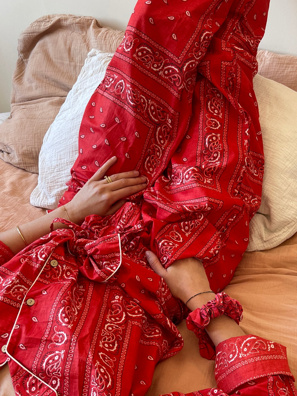 detail-pyjama-pantalon-bandana-rouge-hari-coton-collection-bandana-bloom