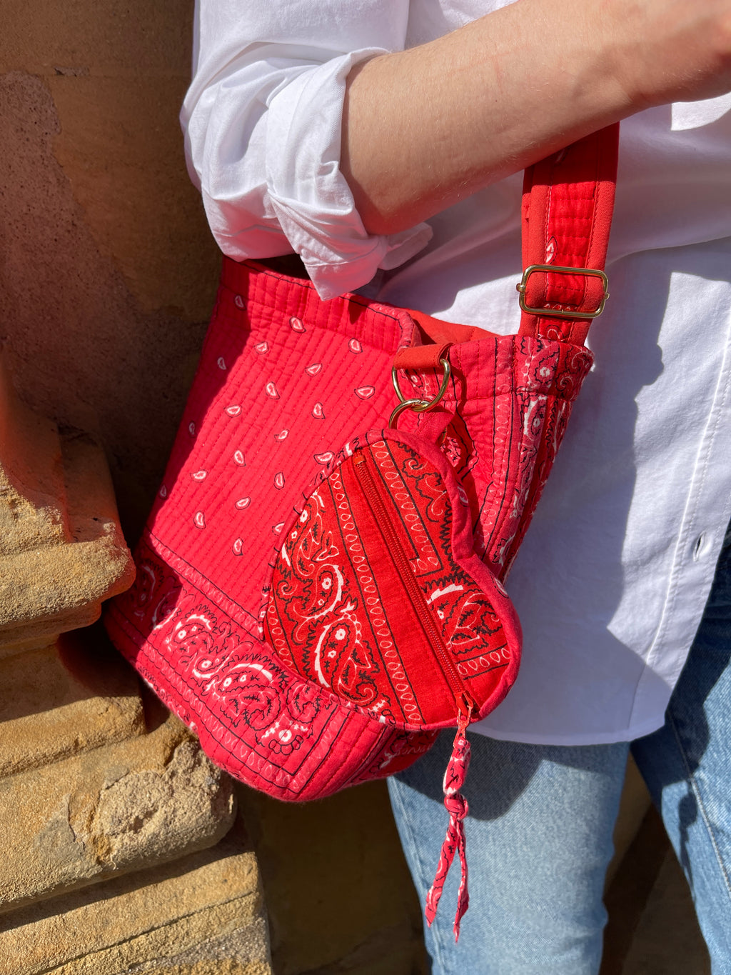 detail-sac-seau-bourse-pochette-reversible-bandana-rose-et-bandana-rouge-avi-collection-bandana-bloom-coton-matelasse-block-print-confection-francaise