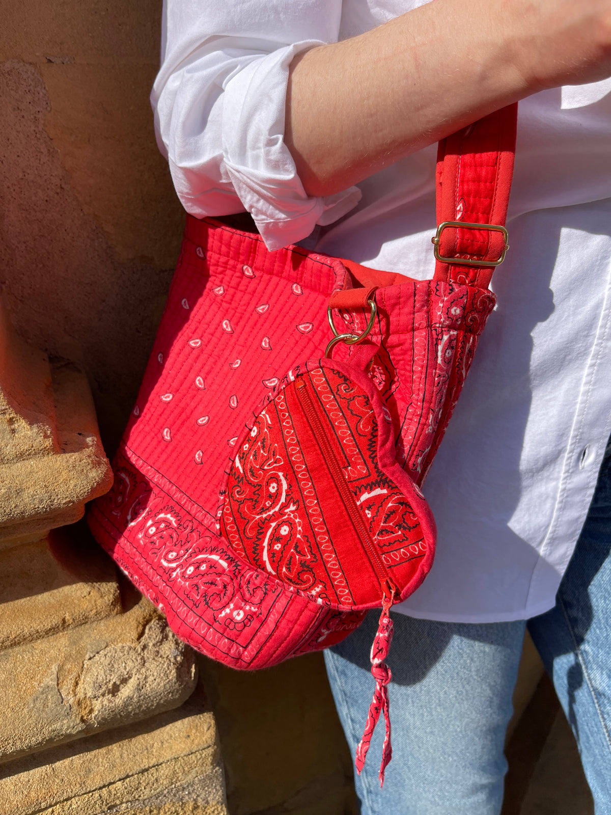 detail-sac-seau-bourse-pochette-reversible-bandana-rose-et-bandana-rouge-avi-collection-bandana-bloom-coton-matelasse-block-print-confection-francaise