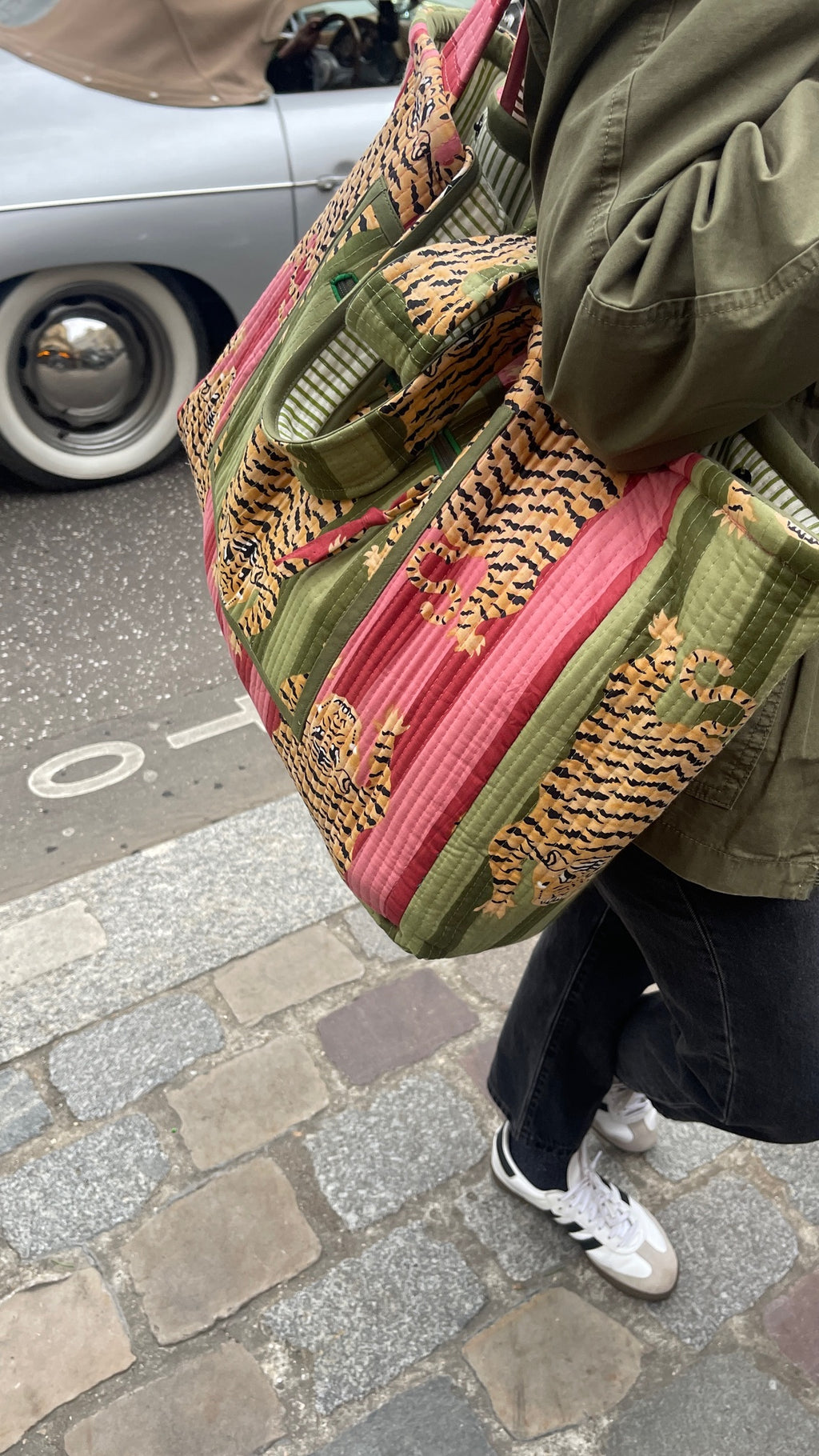 détail maxi cabas Ravi matelassé et réversible, fond déperlant, poches zippées, blockprint Inde, confection française