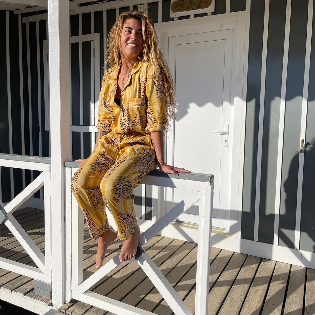 Pyjama coton femme Hari, ensemble chemise avec un pantalon, imprimé artisanal blockprint rayures jaune et jaune avec le tigre du bengale, confection en Inde et à la demande