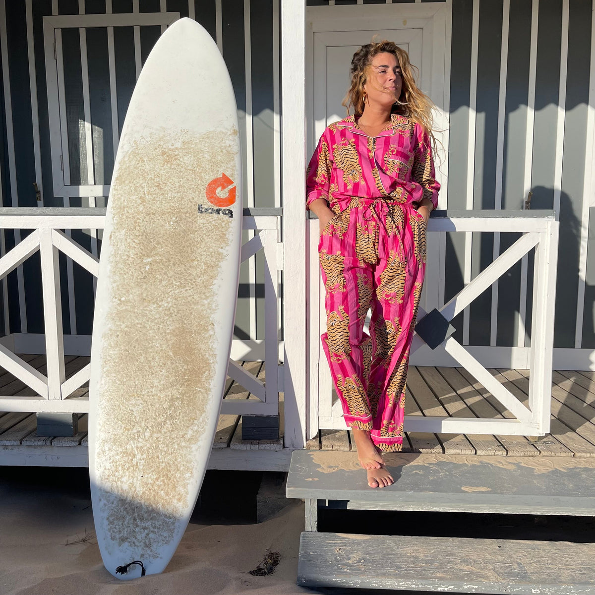 Pyjama coton femme Hari, ensemble chemise avec un pantalon, imprimé artisanal blockprint rayures rose et rose fuschia avec le tigre du bengale, confection en Inde et à la demande