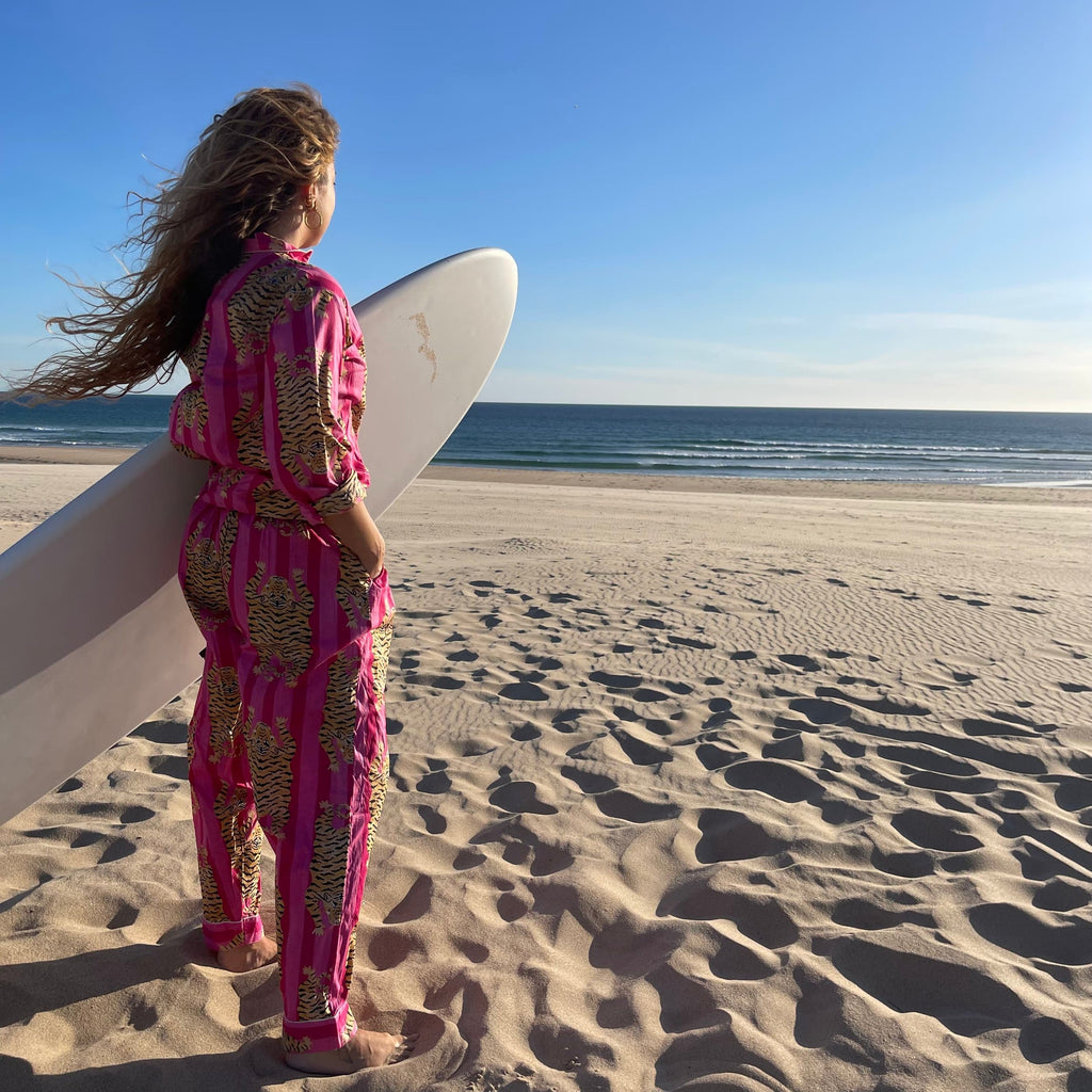 Pyjama coton femme Hari, ensemble chemise avec un pantalon, imprimé artisanal blockprint rayures rose et rose fuschia avec le tigre du bengale, confection en Inde et à la demande