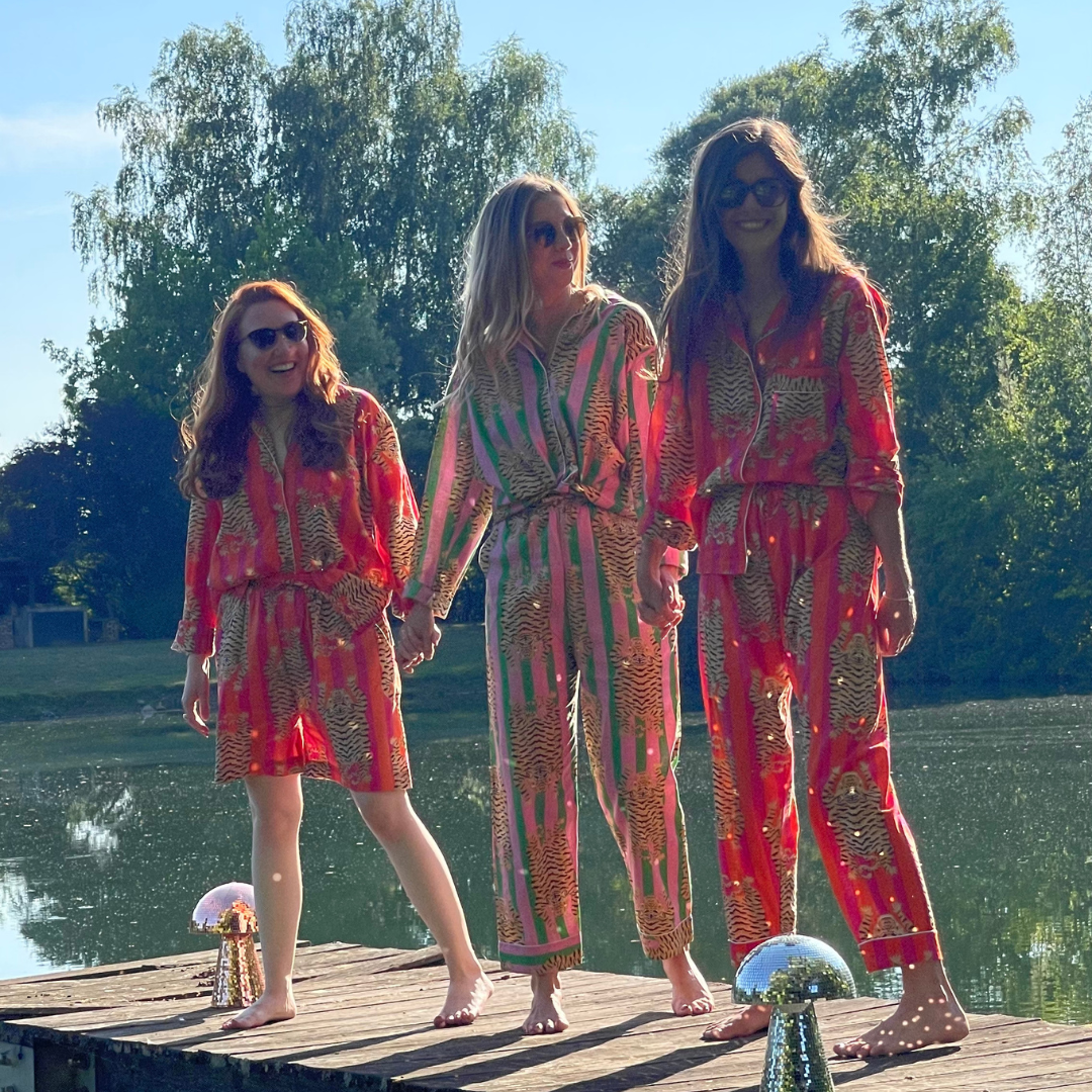 Pyjama coton femme Hari, ensemble chemise avec un pantalon, imprimé artisanal blockprint rayures vert et rose ou orange et rose fuschia avec le tigre du bengale, confection en Inde et à la demande