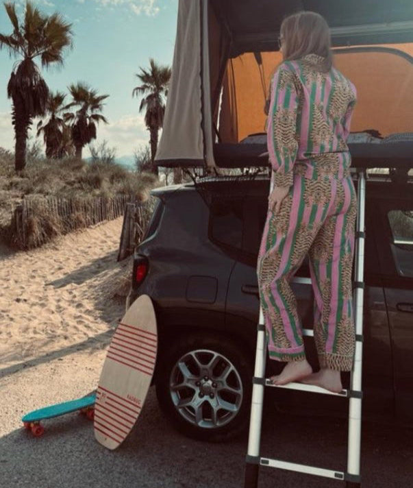 Pyjama coton femme Hari, ensemble chemise avec un pantalon, imprimé artisanal blockprint rayures vert et rose avec le tigre du bengale, confection en Inde et à la demande