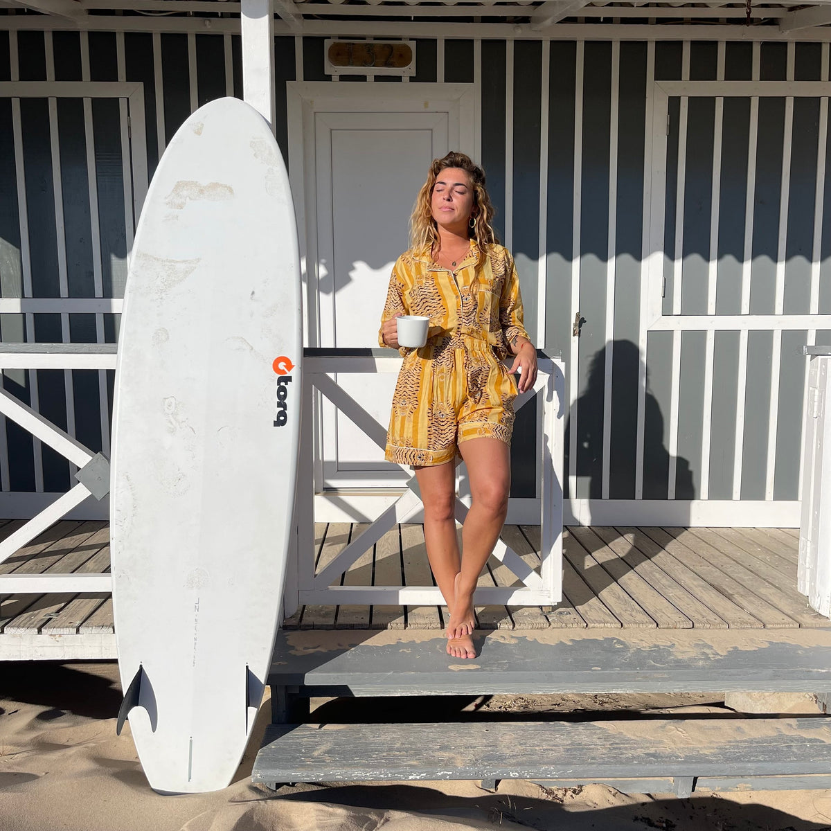 Pyjama coton femme Hari, ensemble chemise avec un short, imprimé artisanal blockprint rayures jaune et jaune avec le tigre du bengale, confection en Inde et à la demande