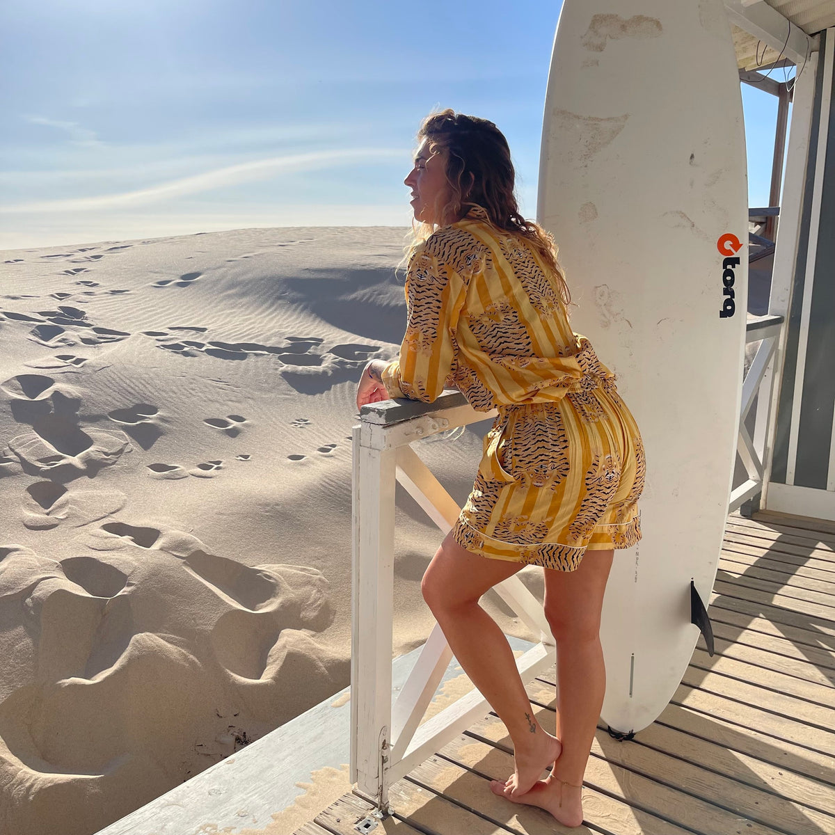 Pyjama coton femme Hari, ensemble chemise avec un short, imprimé artisanal blockprint rayures jaune et jaune avec le tigre du bengale, confection en Inde et à la demande