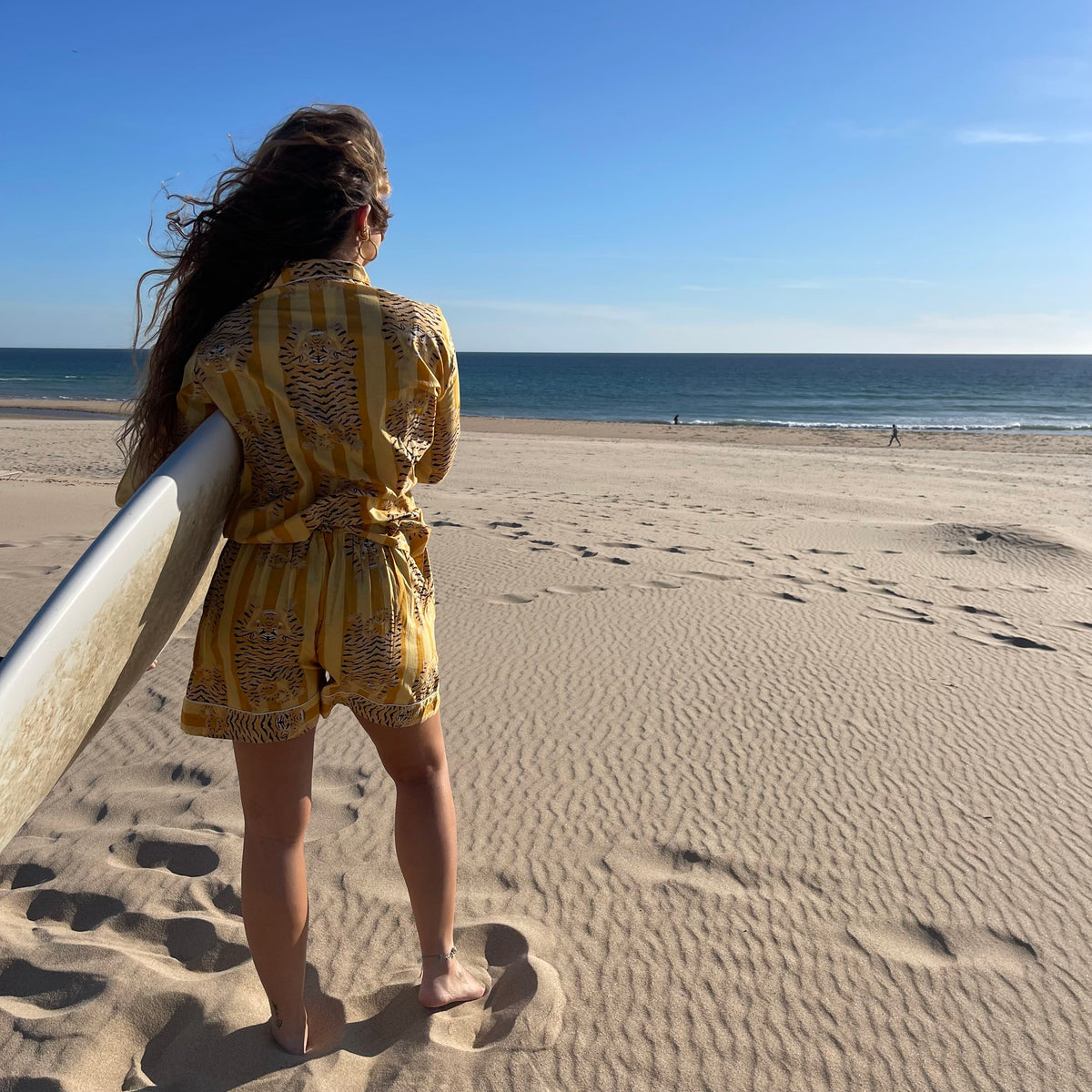 Pyjama coton femme Hari, ensemble chemise avec un short, imprimé artisanal blockprint rayures jaune et jaune avec le tigre du bengale, confection en Inde et à la demande